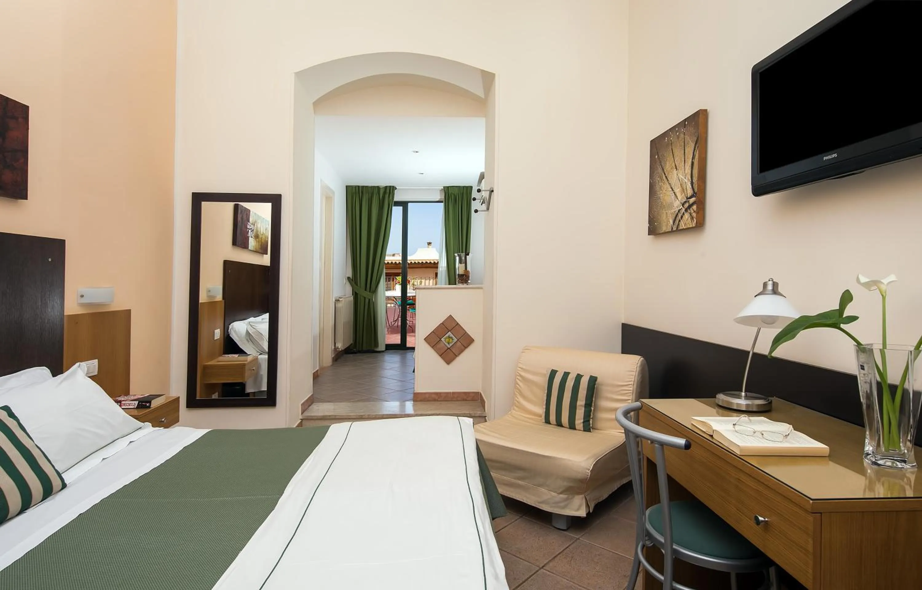 Photo of the whole room, Bed in Hotel "La Pensione Svizzera"