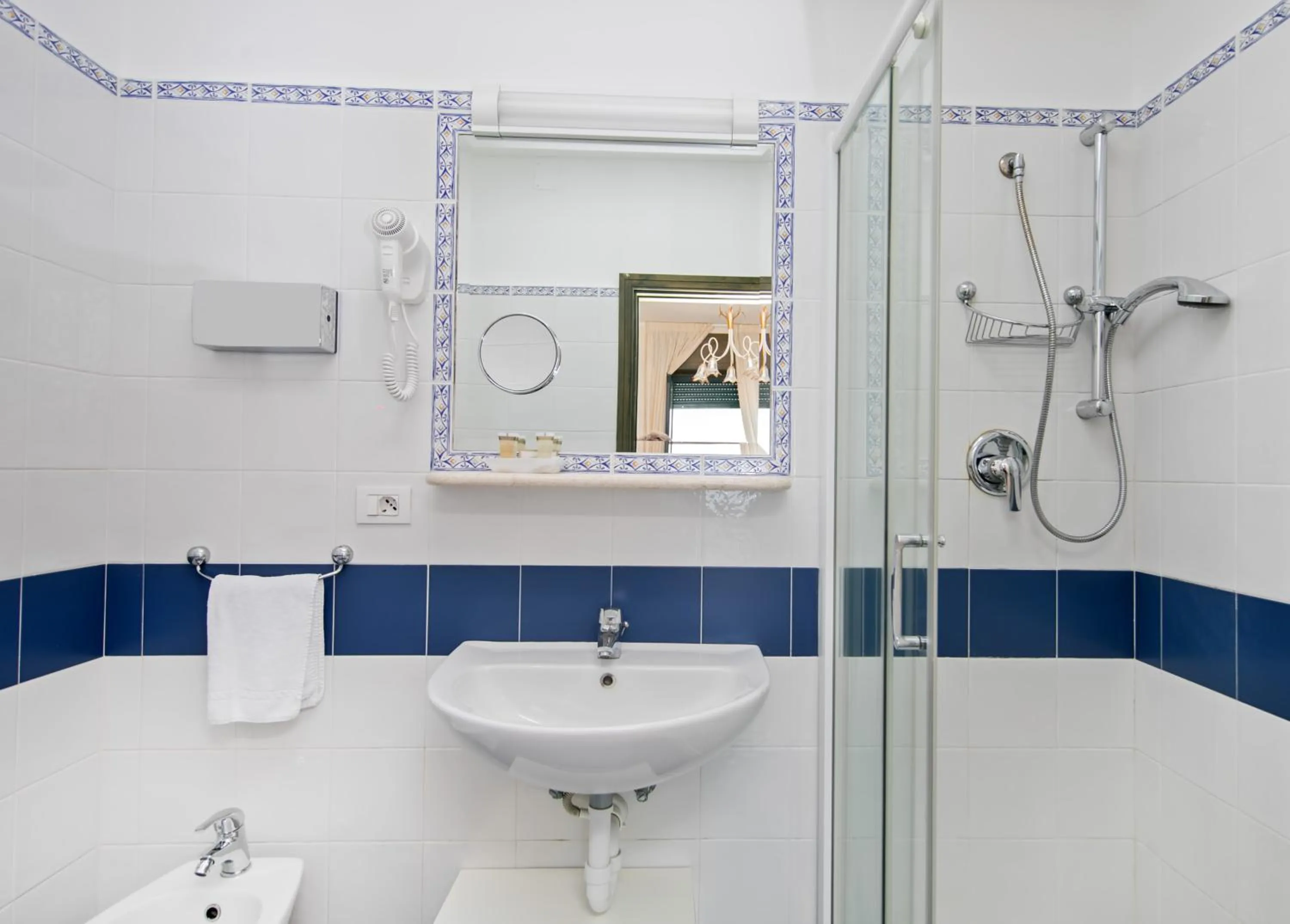 Bathroom in Hotel "La Pensione Svizzera"