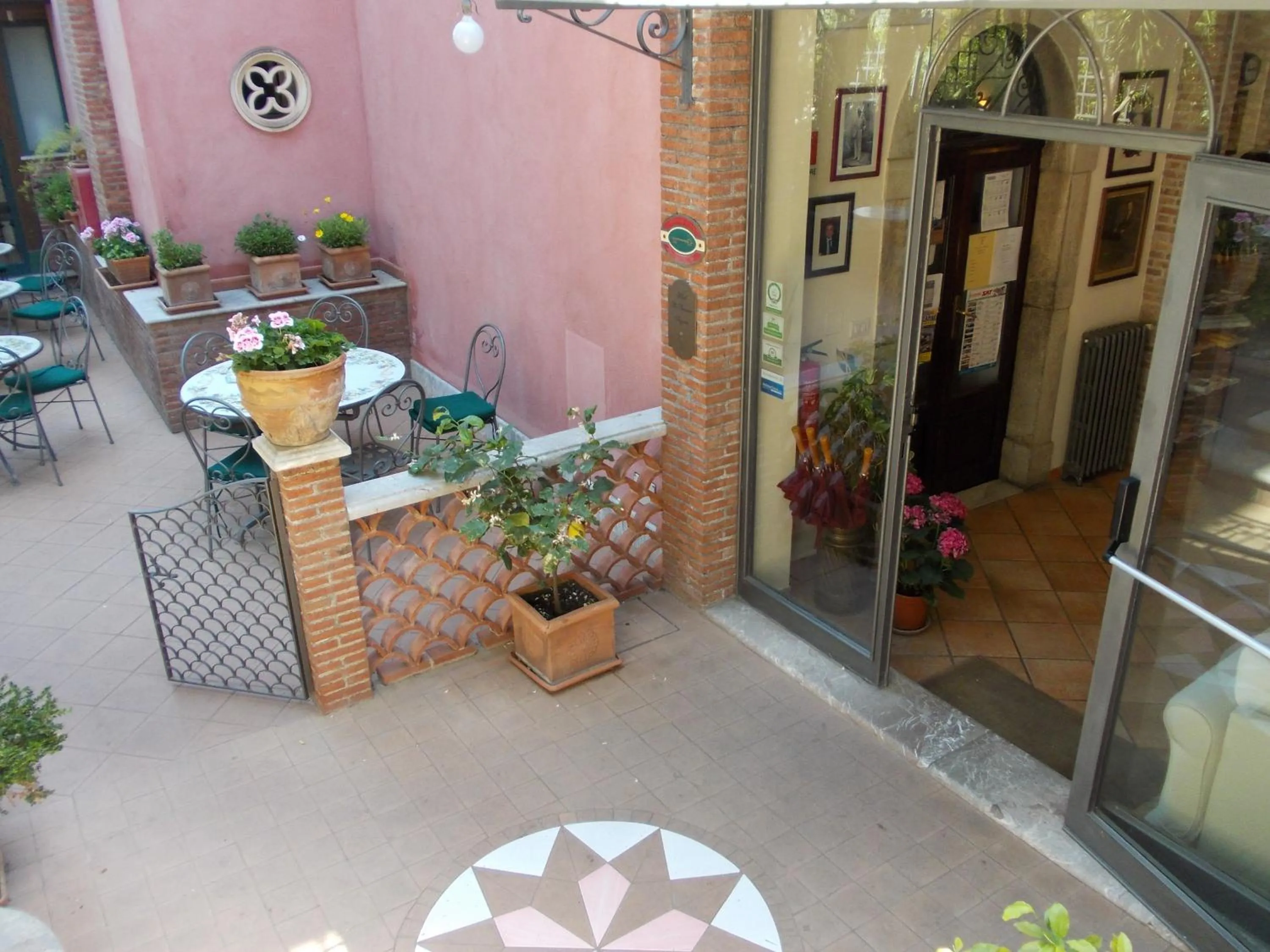 Facade/entrance in Hotel "La Pensione Svizzera"