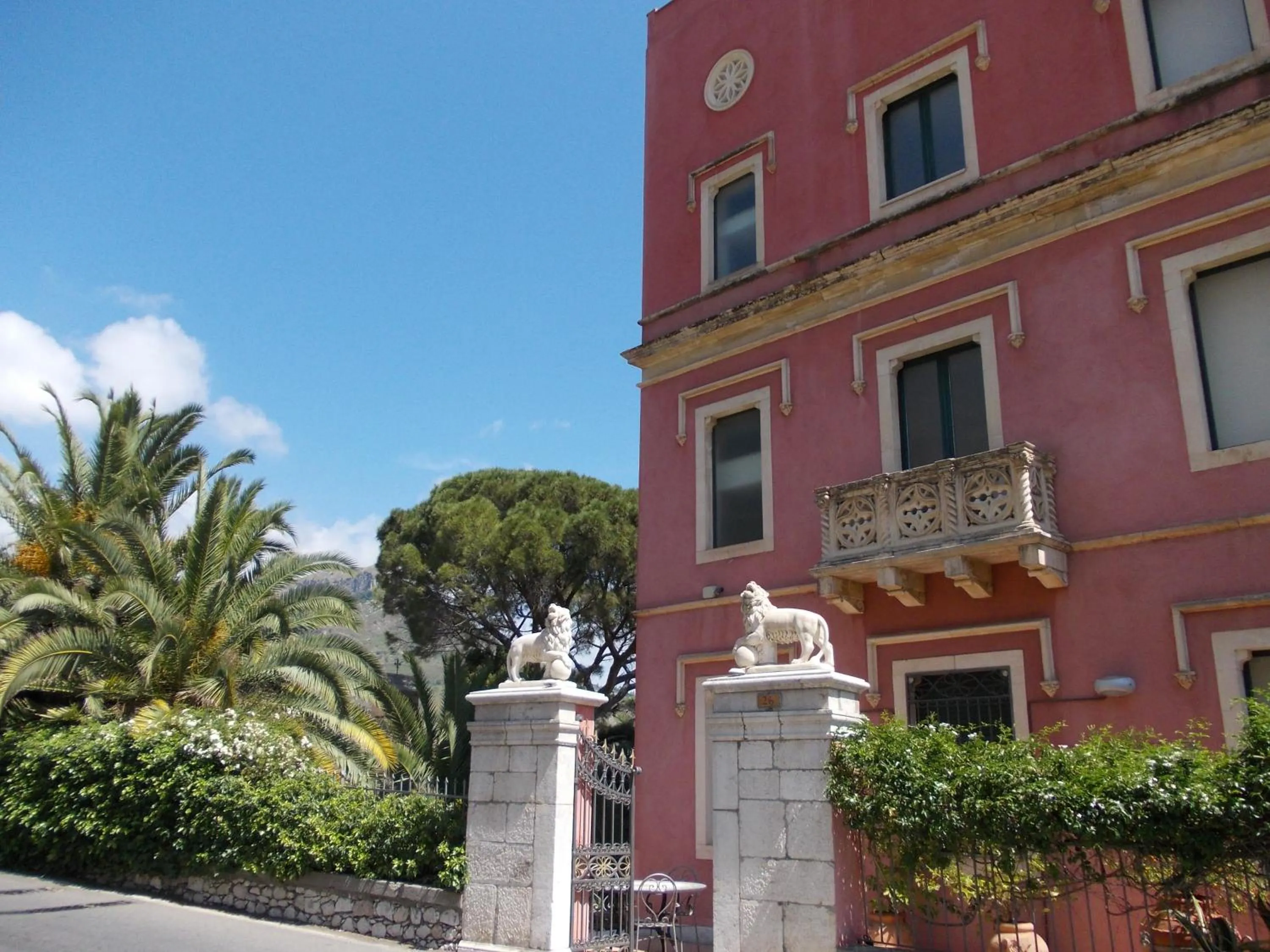 Facade/entrance in Hotel "La Pensione Svizzera"