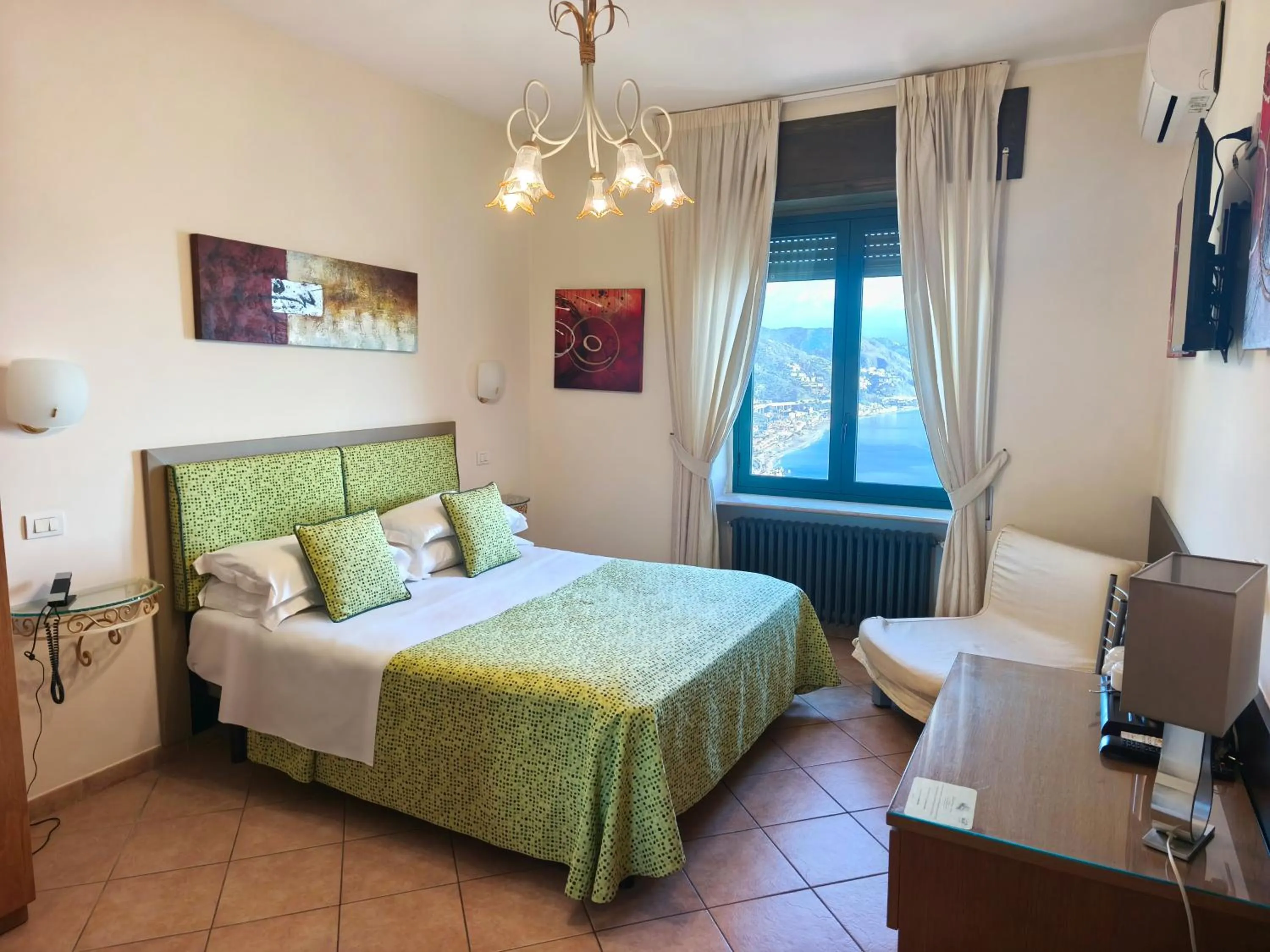 Photo of the whole room, Bed in Hotel "La Pensione Svizzera"