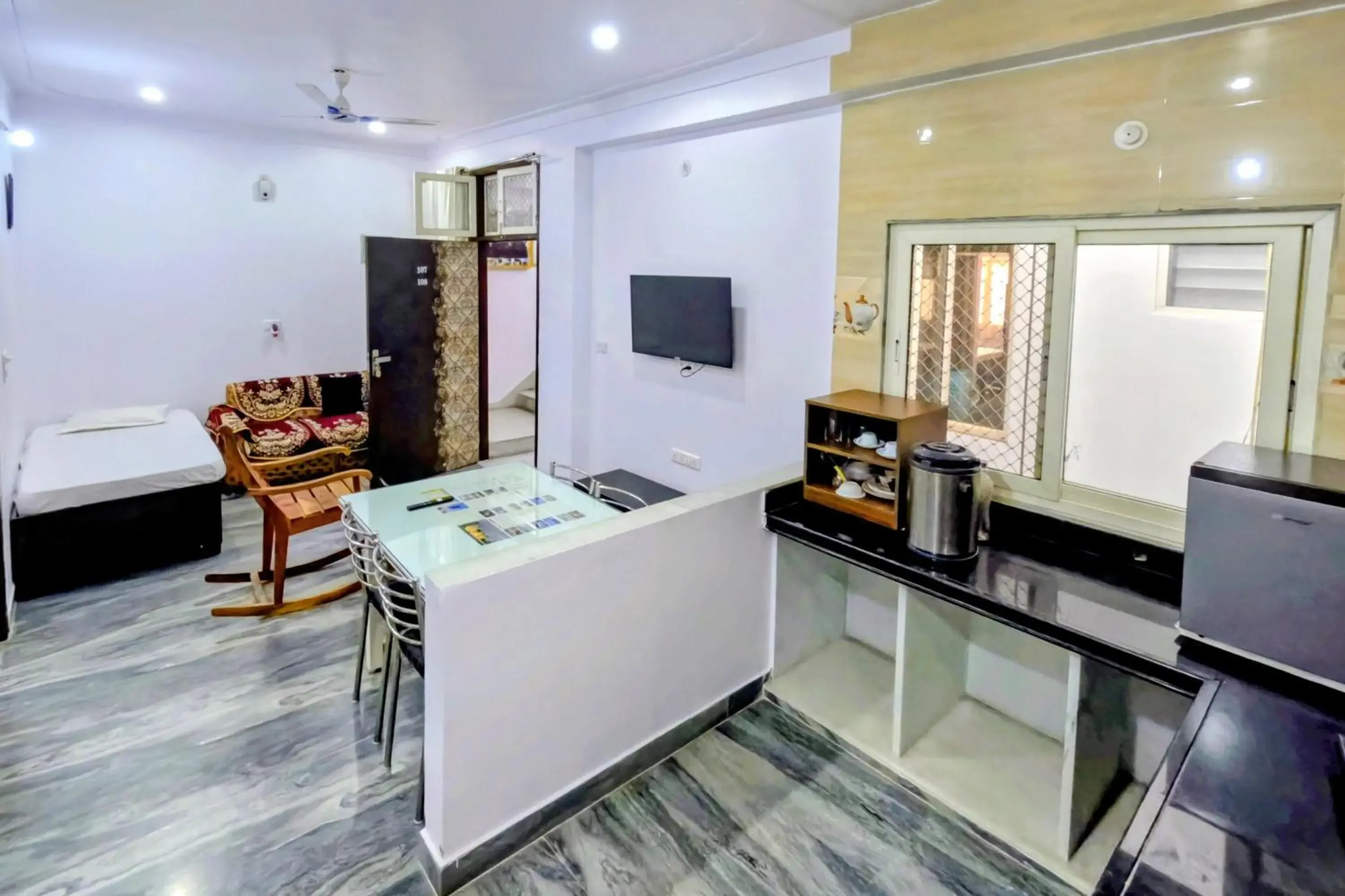 Two-Bedroom Deluxe Apartment with Garden View in CHOUDHARY WHITE HOUSE Udaipur Two-Bedroom Deluxe Apartment with Garden View in CHOUDHARY WHITE HOUSE Udaipur