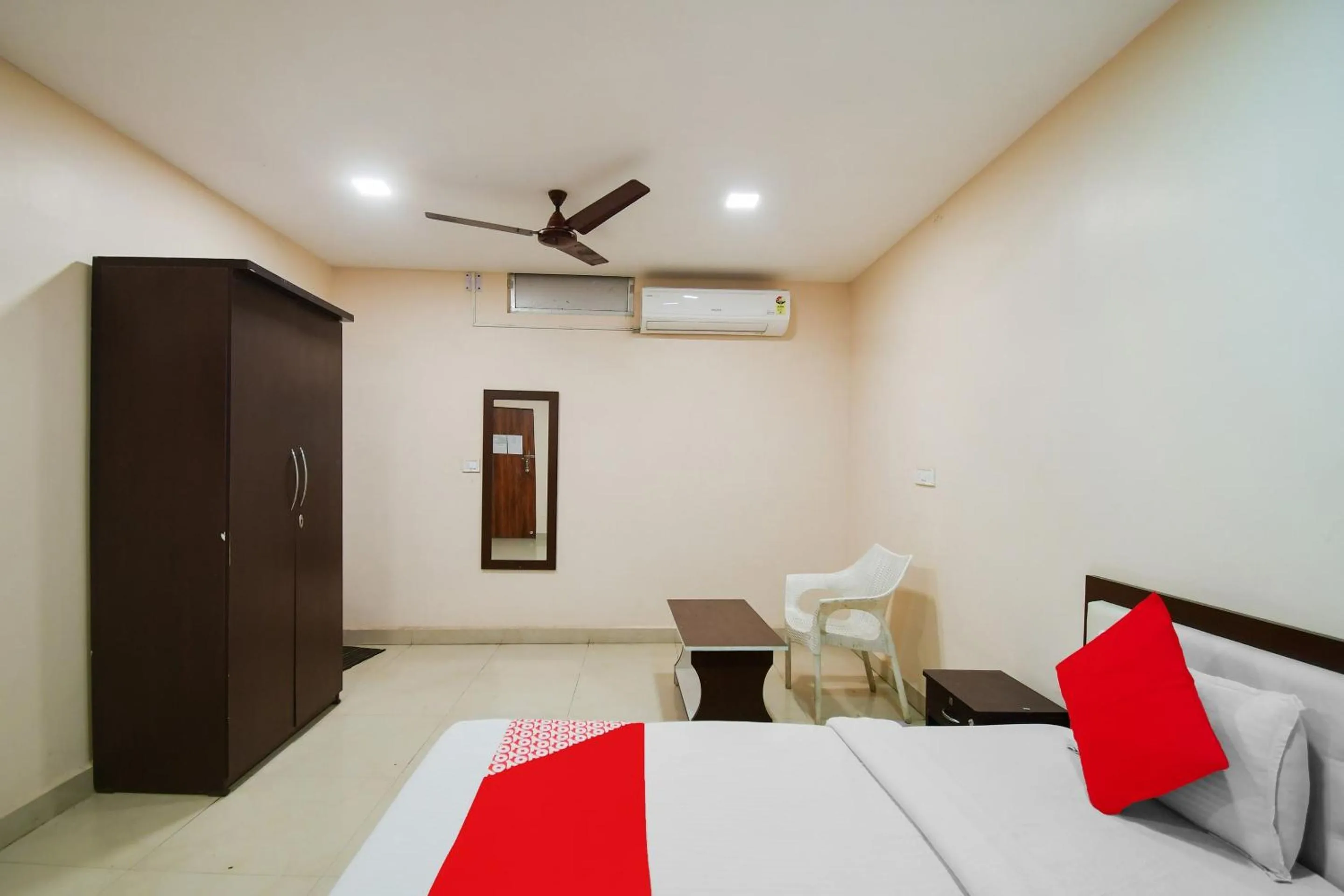 Bathroom, Bed in Hotel O Harihar Premium