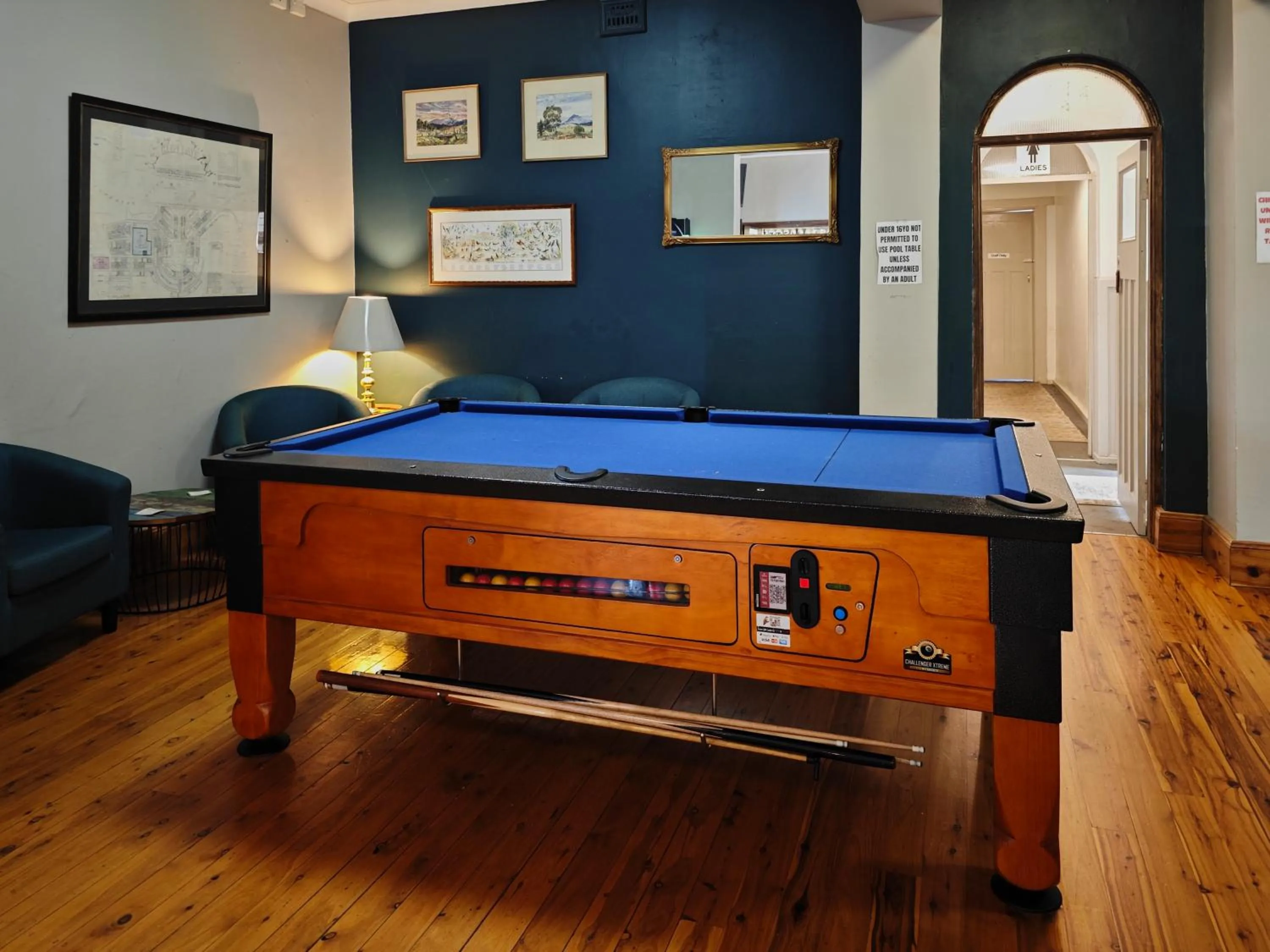 Lounge or bar, Bed in Royal Hotel Capertee