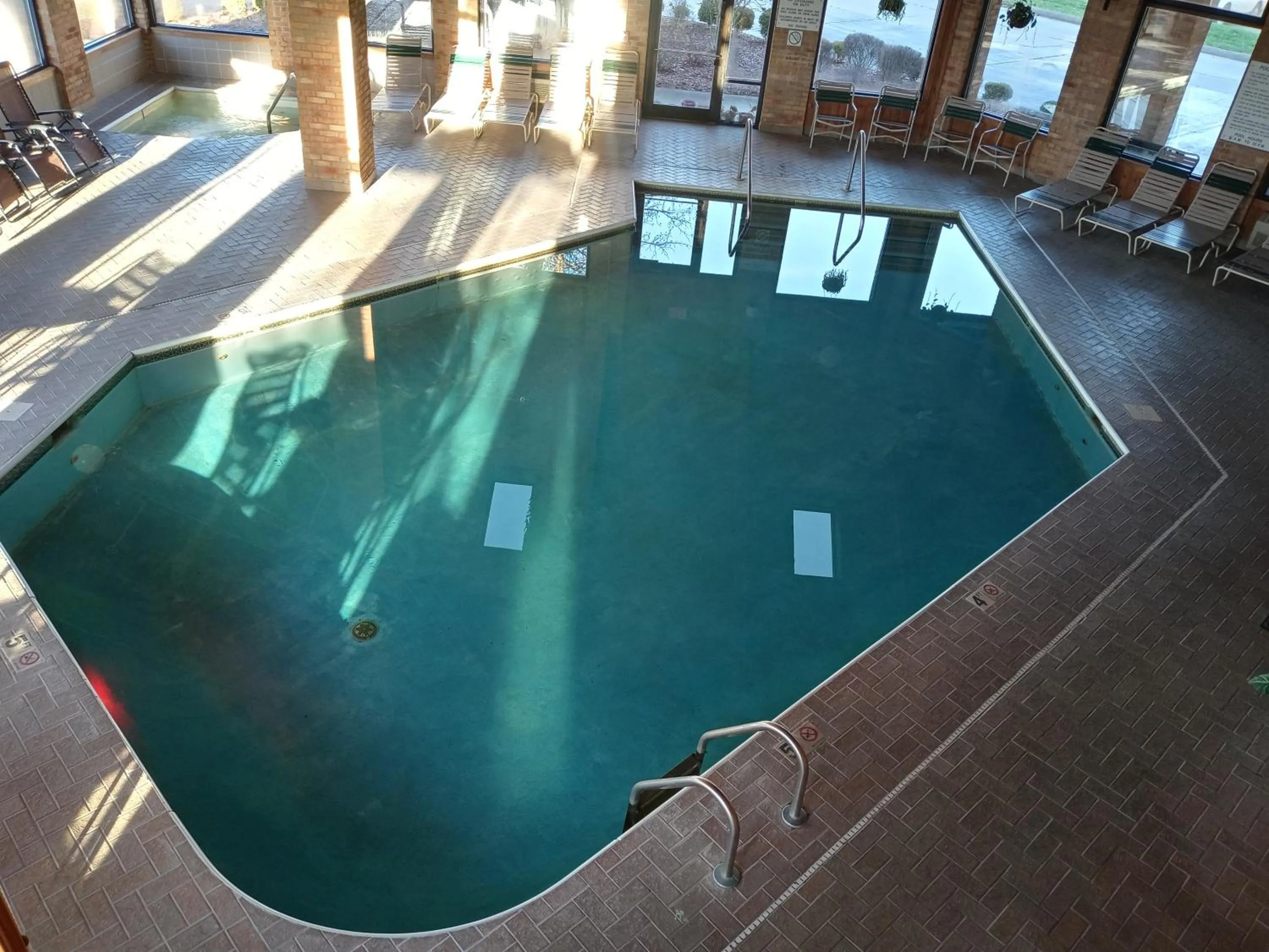 Swimming pool in New Martinsville Inn