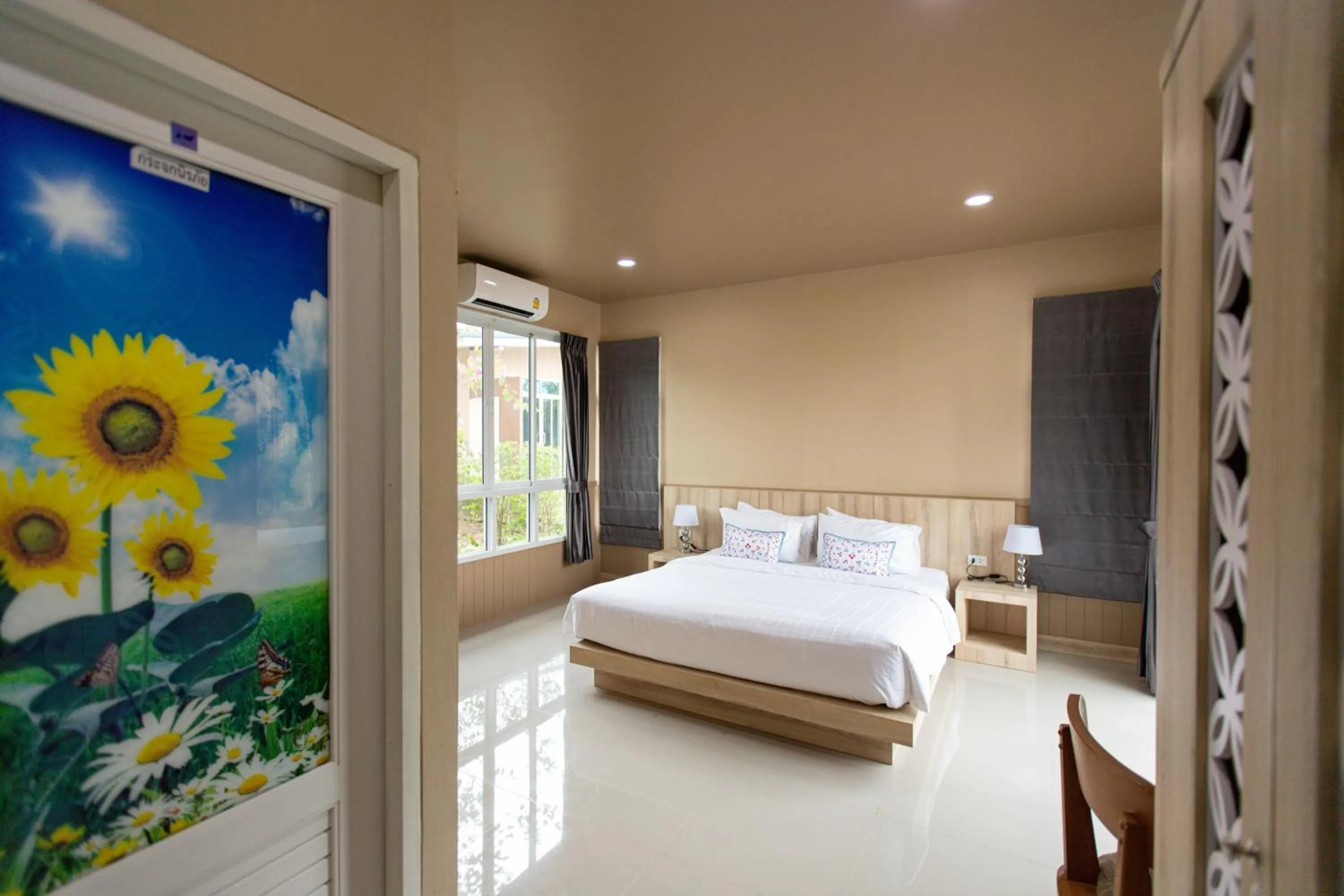 Photo of the whole room, Bed in The Chamuang Forest