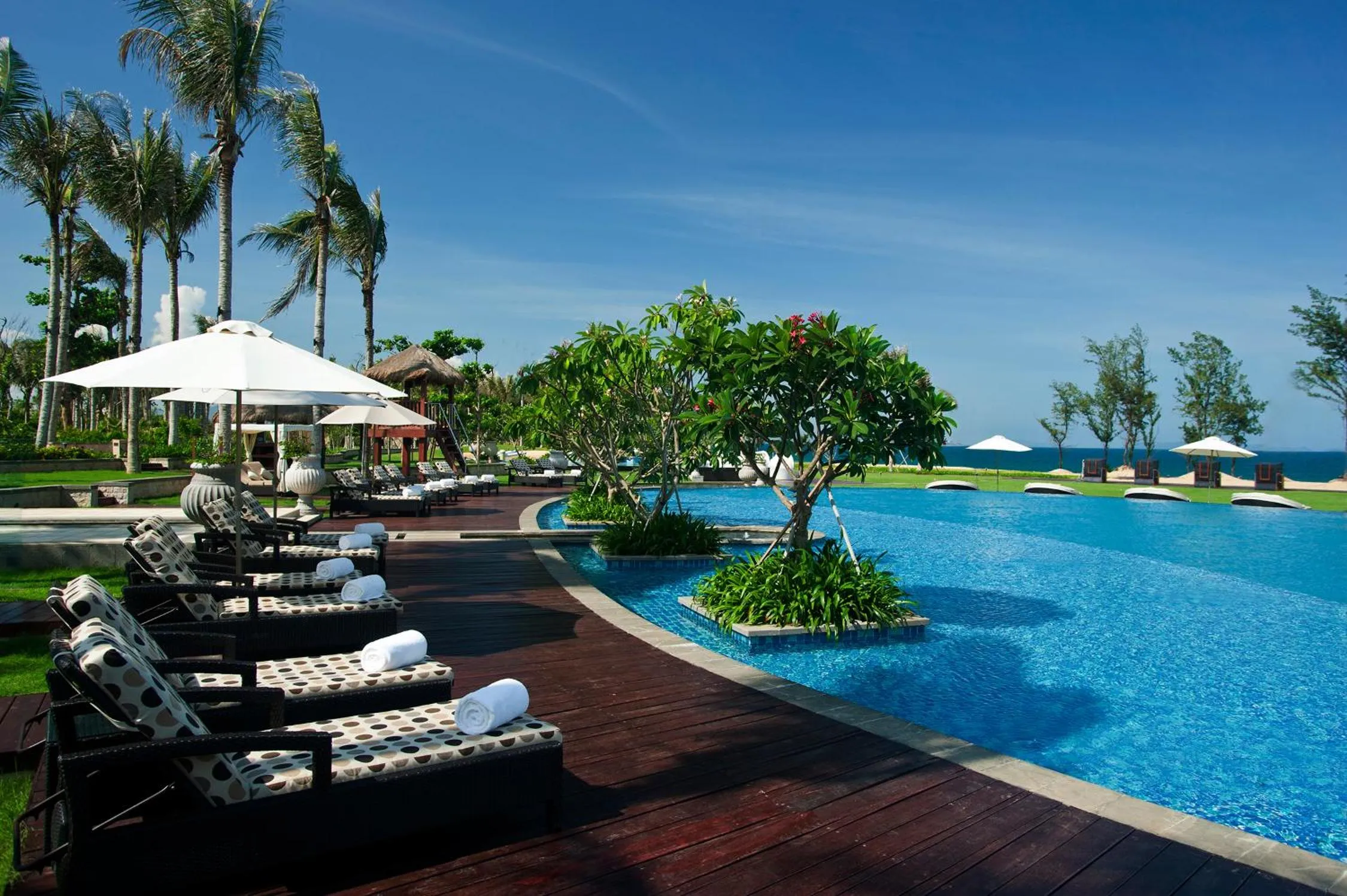 Swimming pool in Wanda Reign Resort & Villas Sanya Haitang Bay