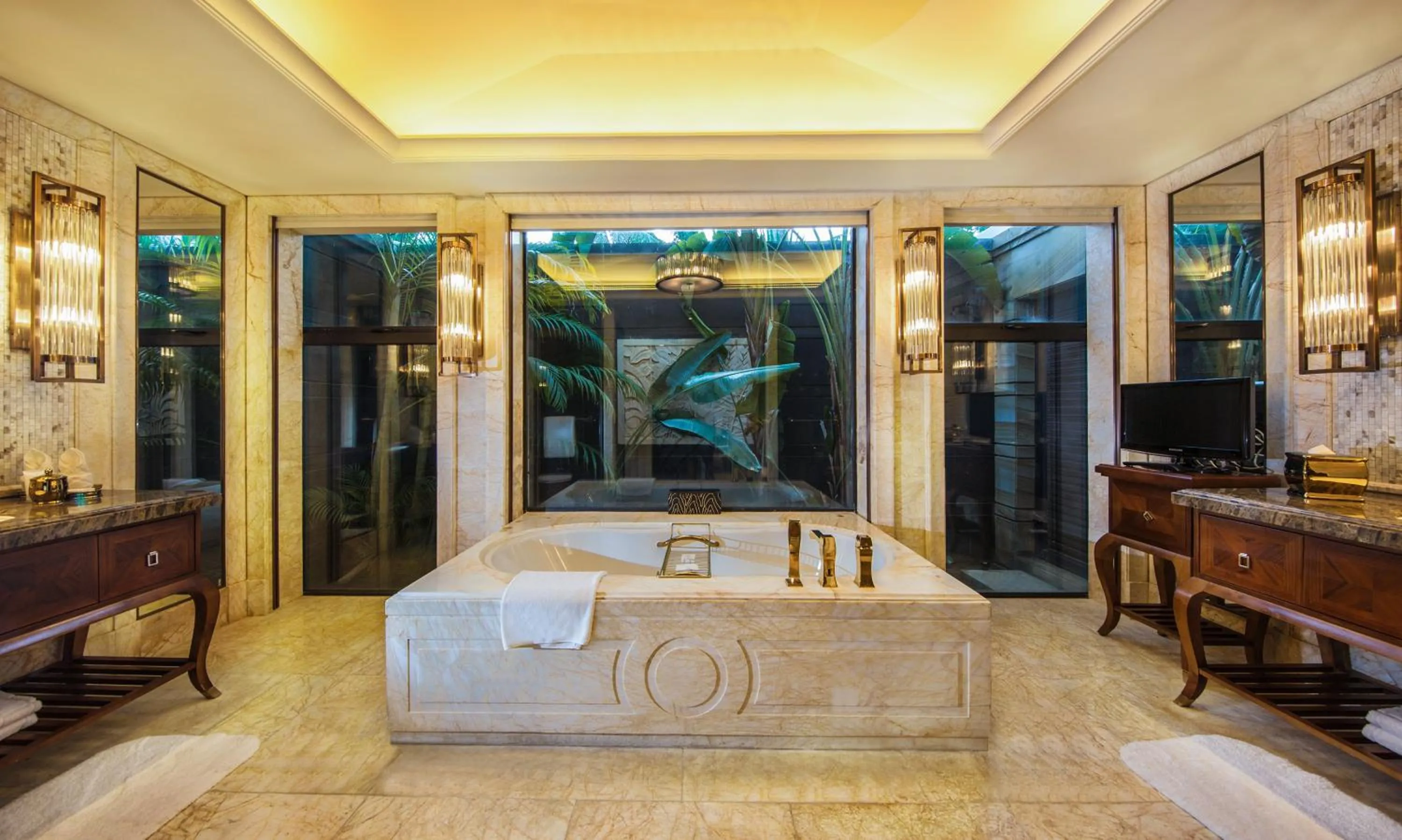 Bathroom, Bed in Wanda Reign Resort & Villas Sanya Haitang Bay