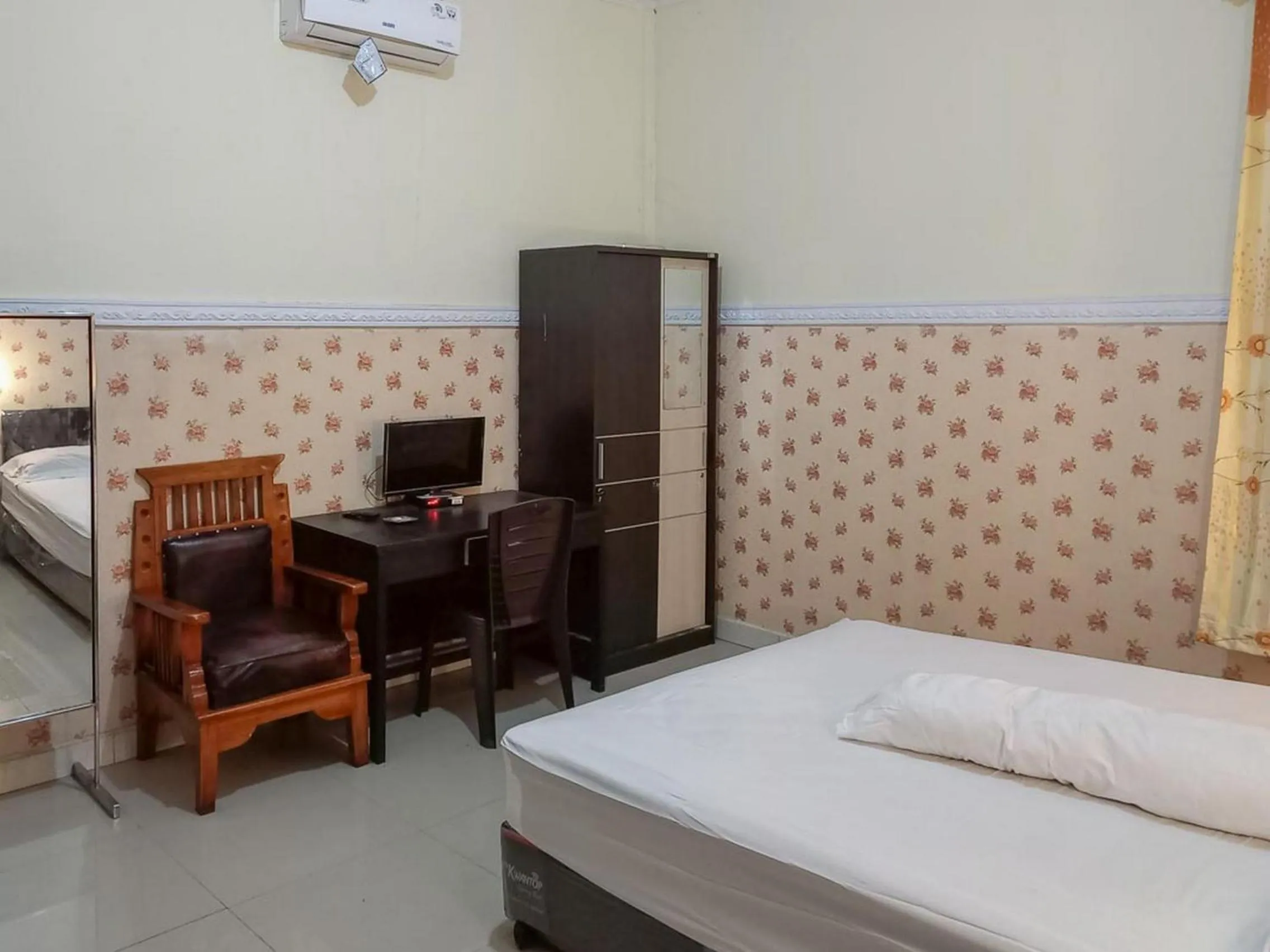 Bedroom, Bed in Homestay Singgasana Mitra RedDoorz