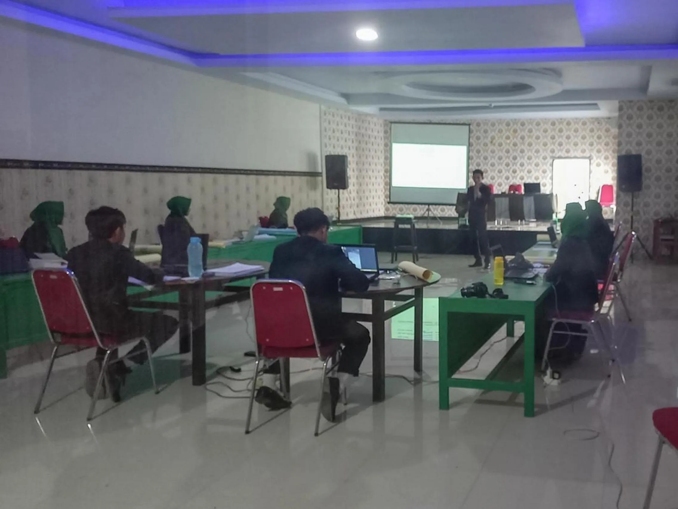 Meeting/conference room in Homestay Singgasana Mitra RedDoorz