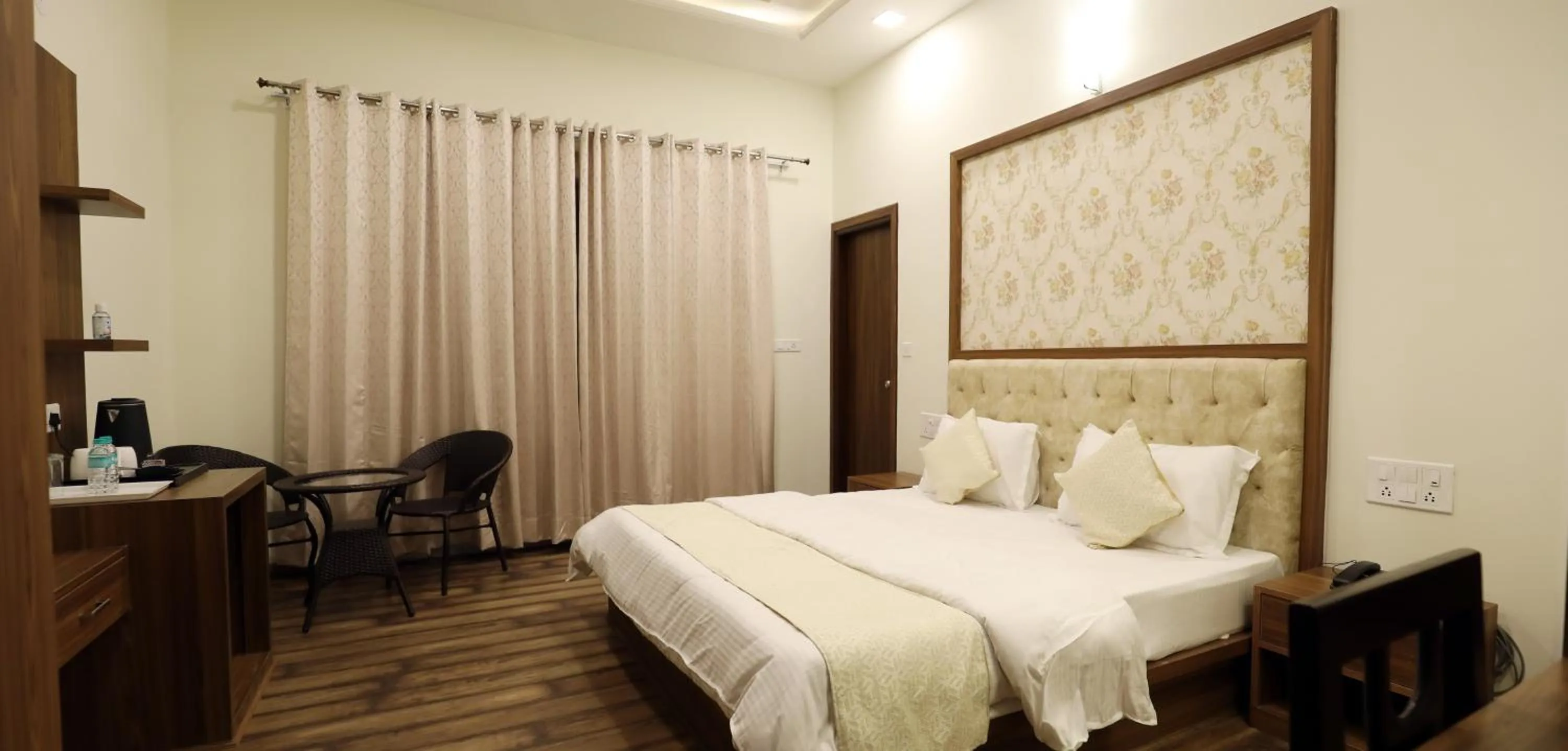 Bed in Hotel Le Halcyon Kasauli