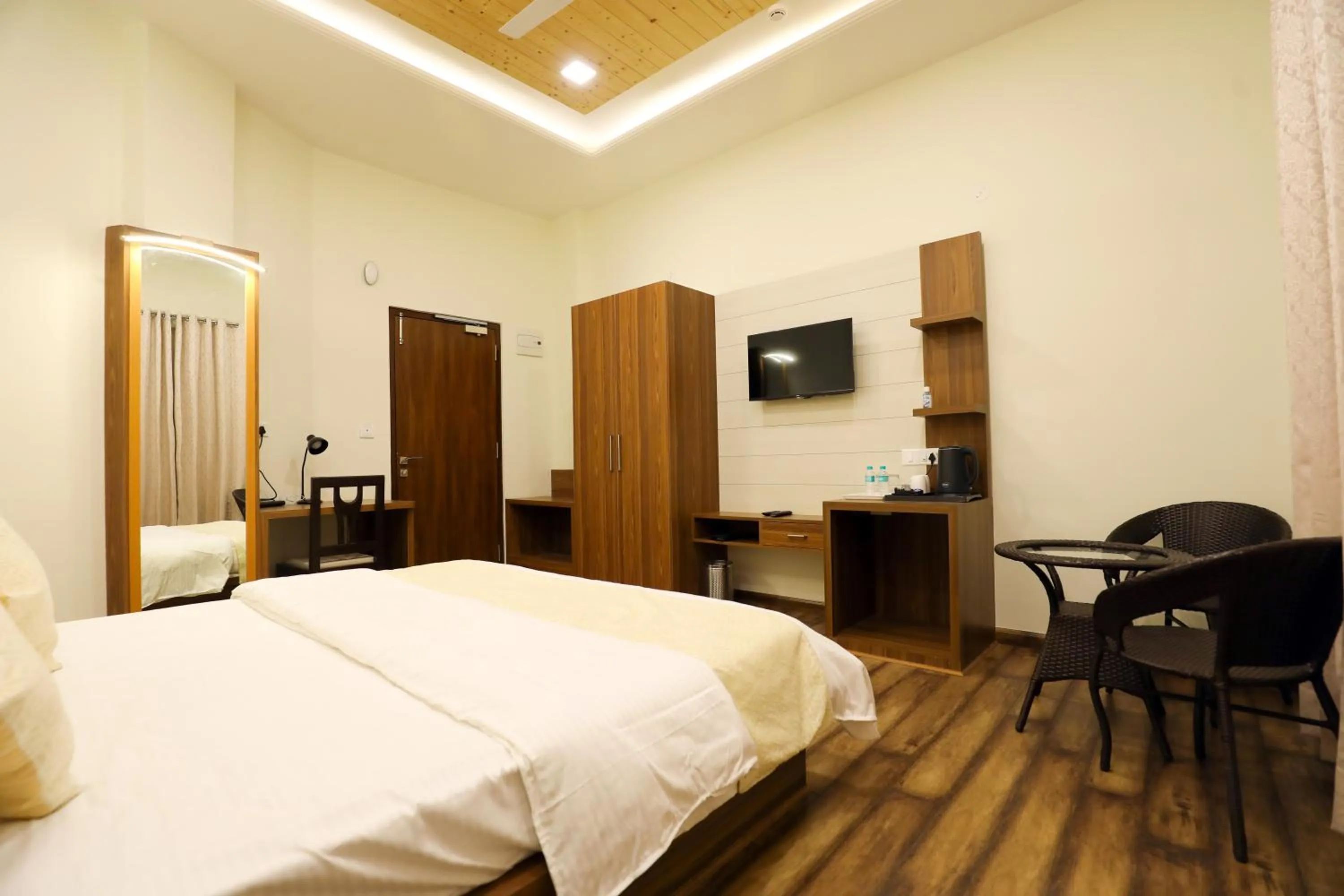 Photo of the whole room, Bed in Hotel Le Halcyon Kasauli