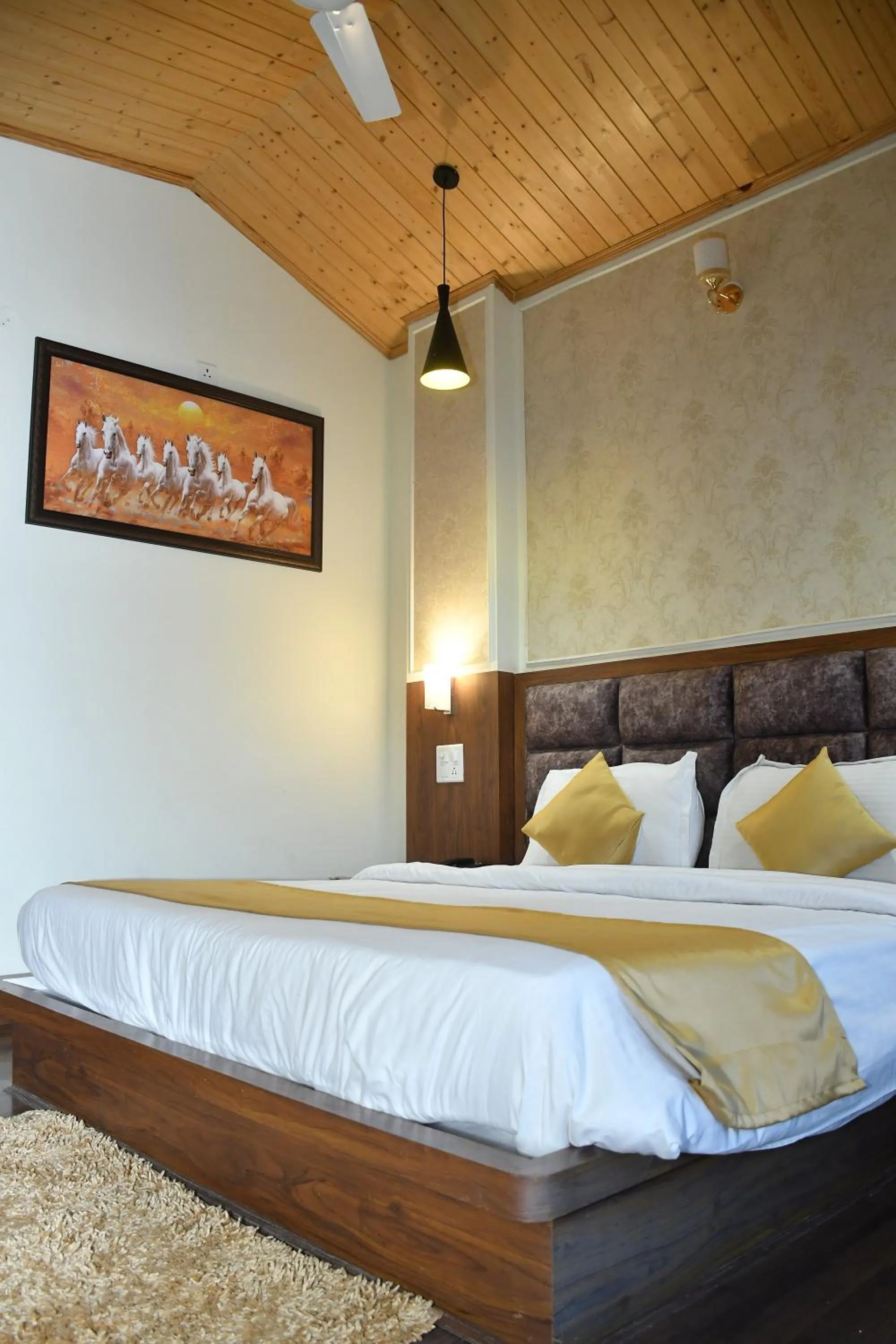 Bed in Hotel Le Halcyon Kasauli