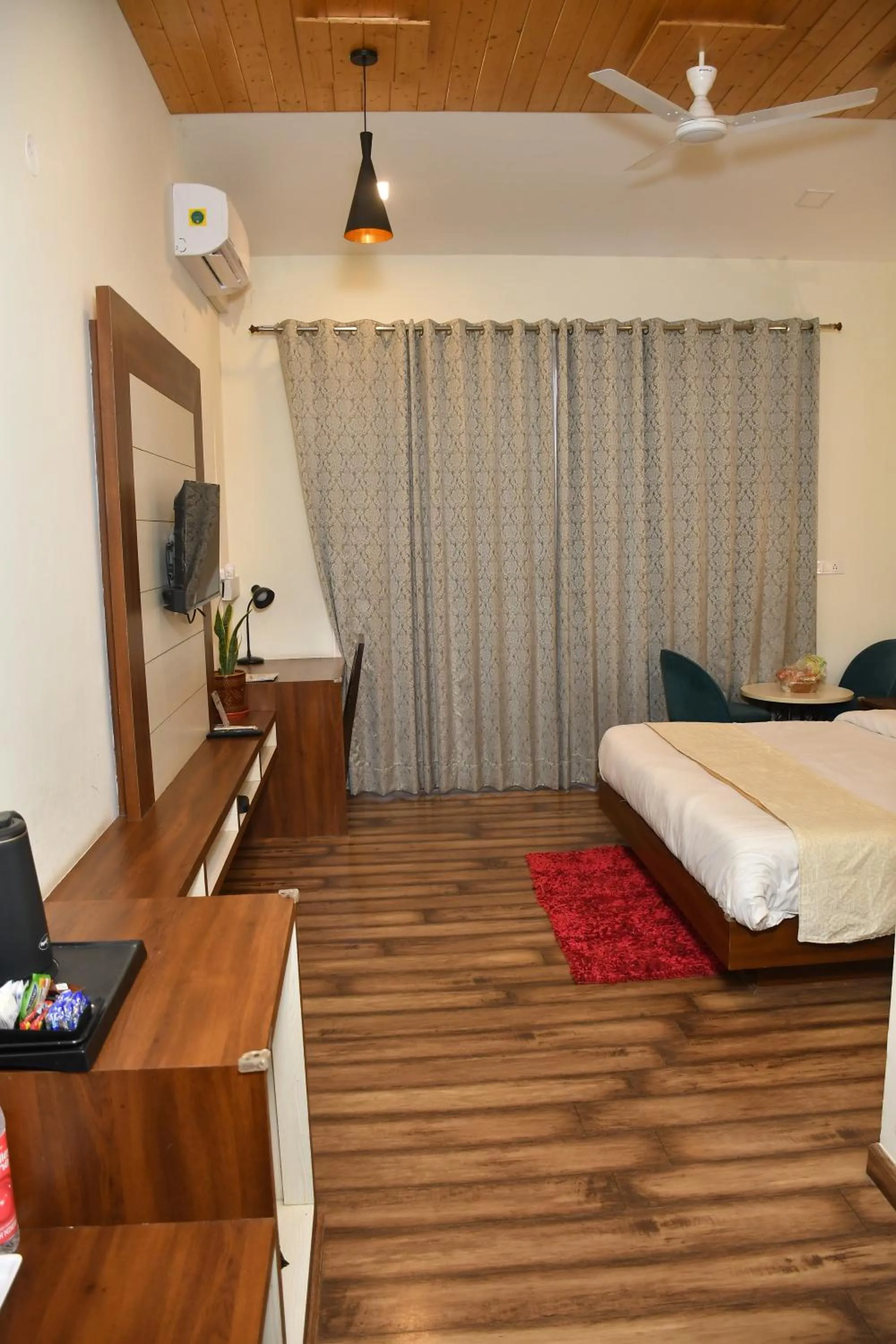 TV and multimedia in Hotel Le Halcyon Kasauli