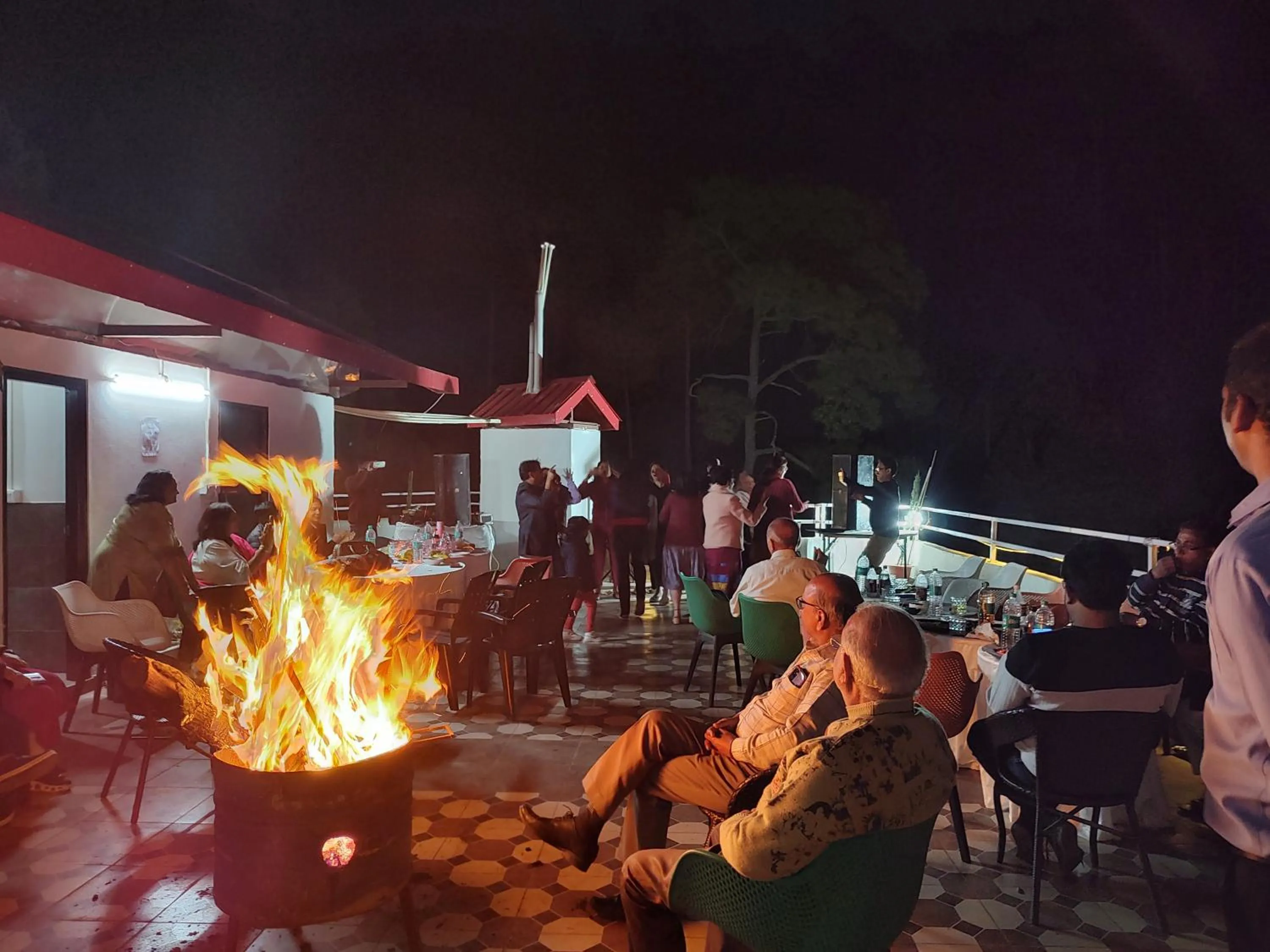 BBQ facilities in Hotel Le Halcyon Kasauli