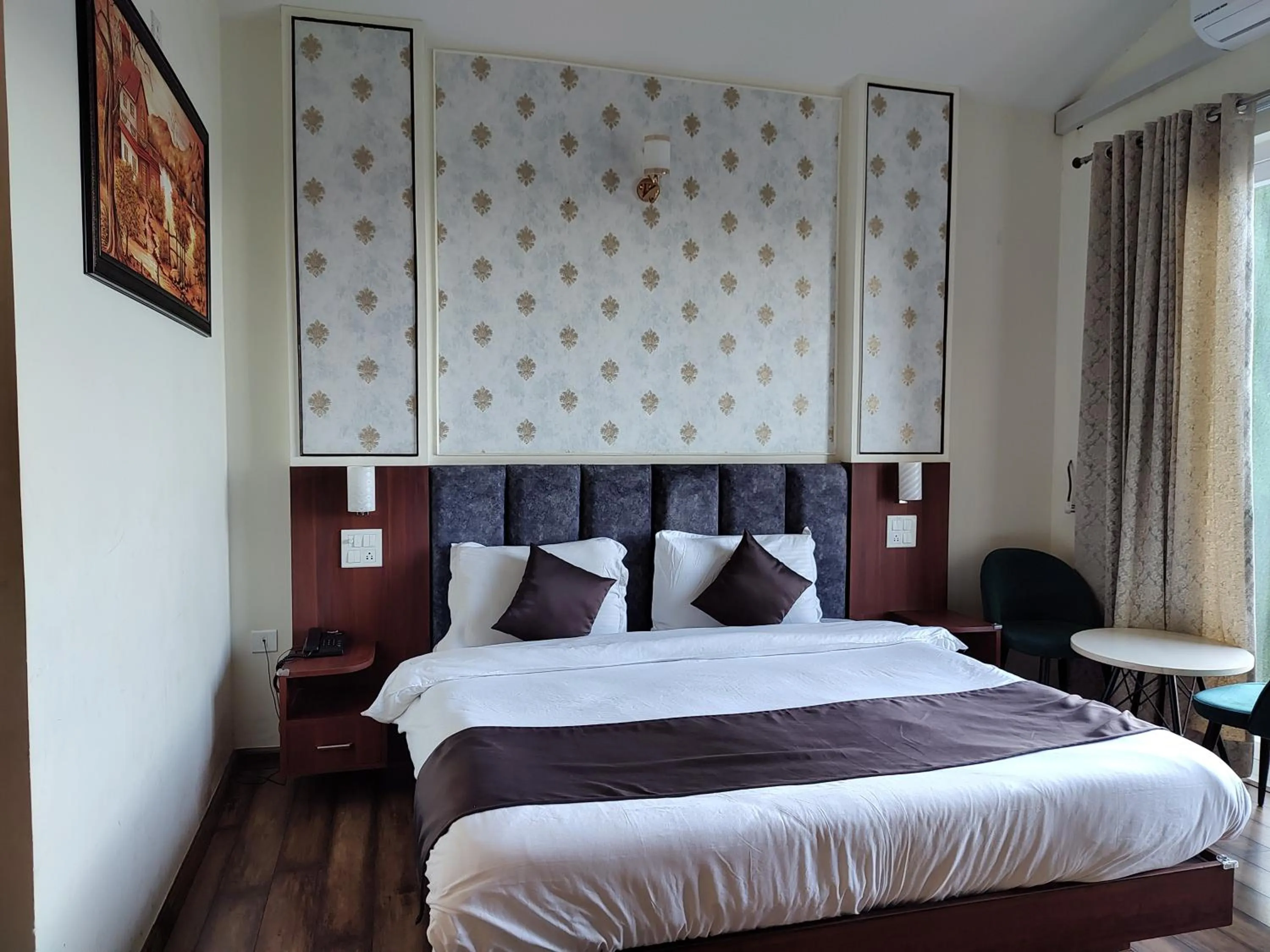 Bed in Hotel Le Halcyon Kasauli