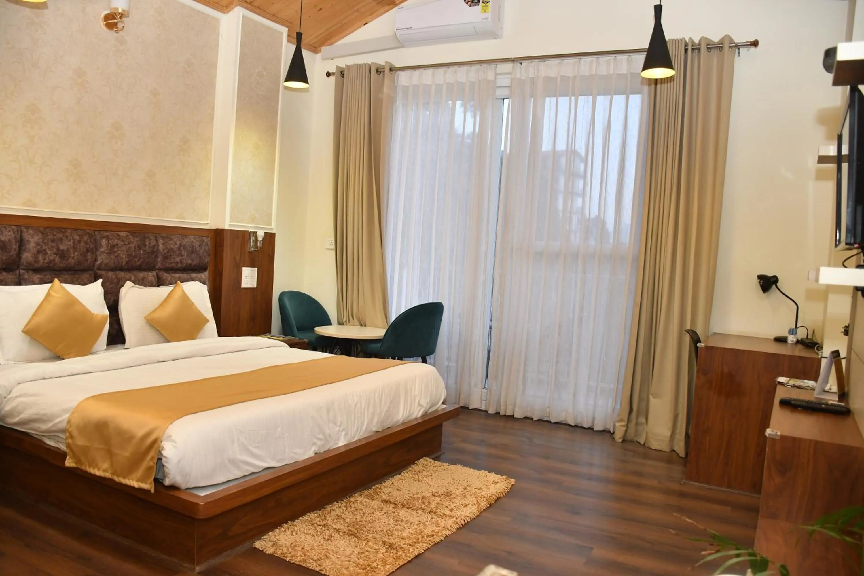 Bed in Hotel Le Halcyon Kasauli