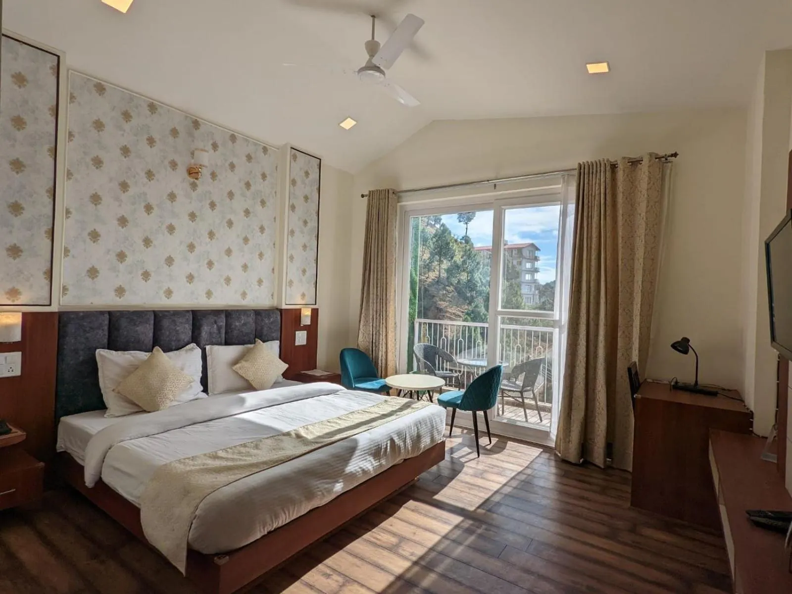 Bed in Hotel Le Halcyon Kasauli