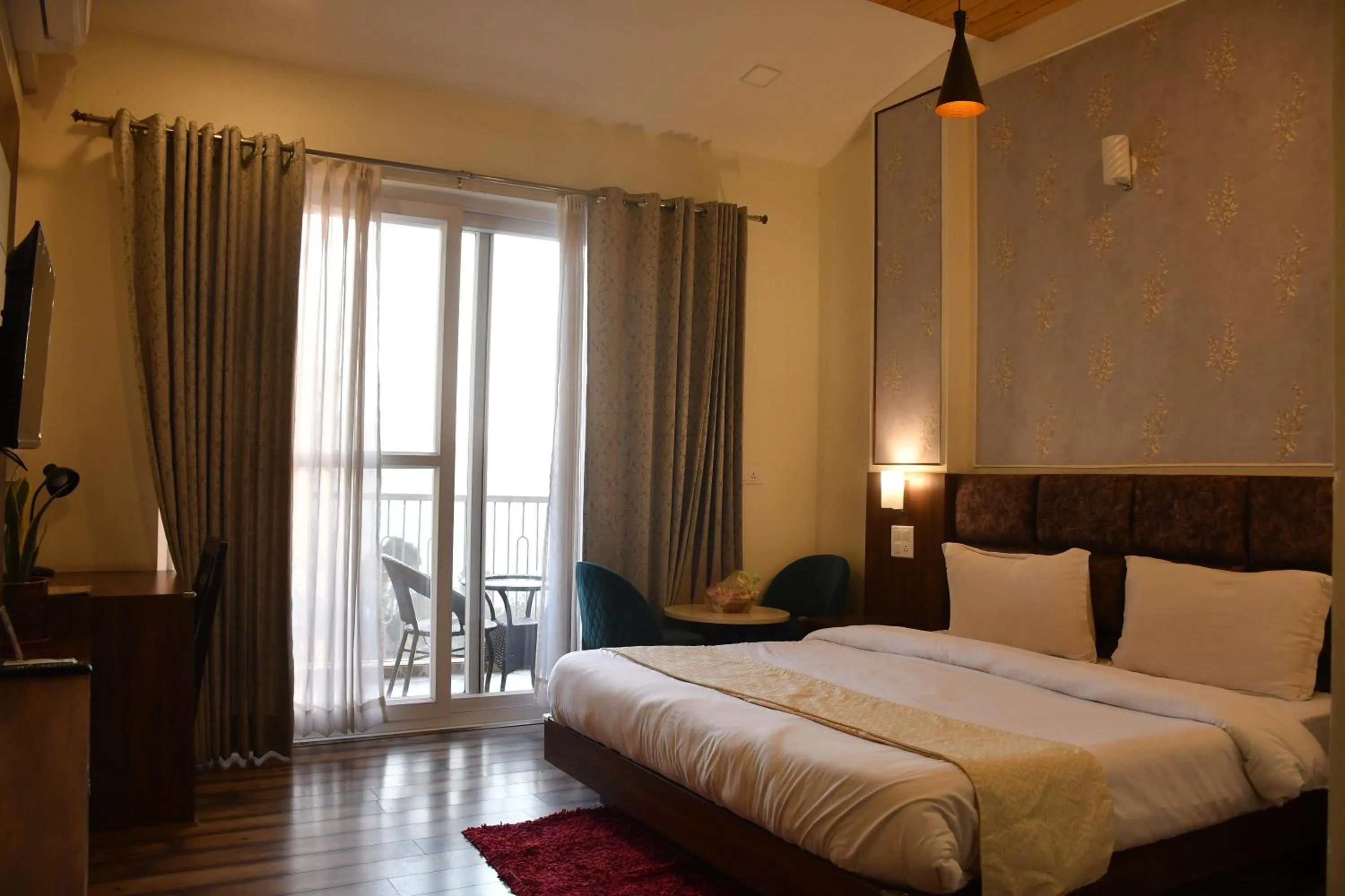 Bed in Hotel Le Halcyon Kasauli