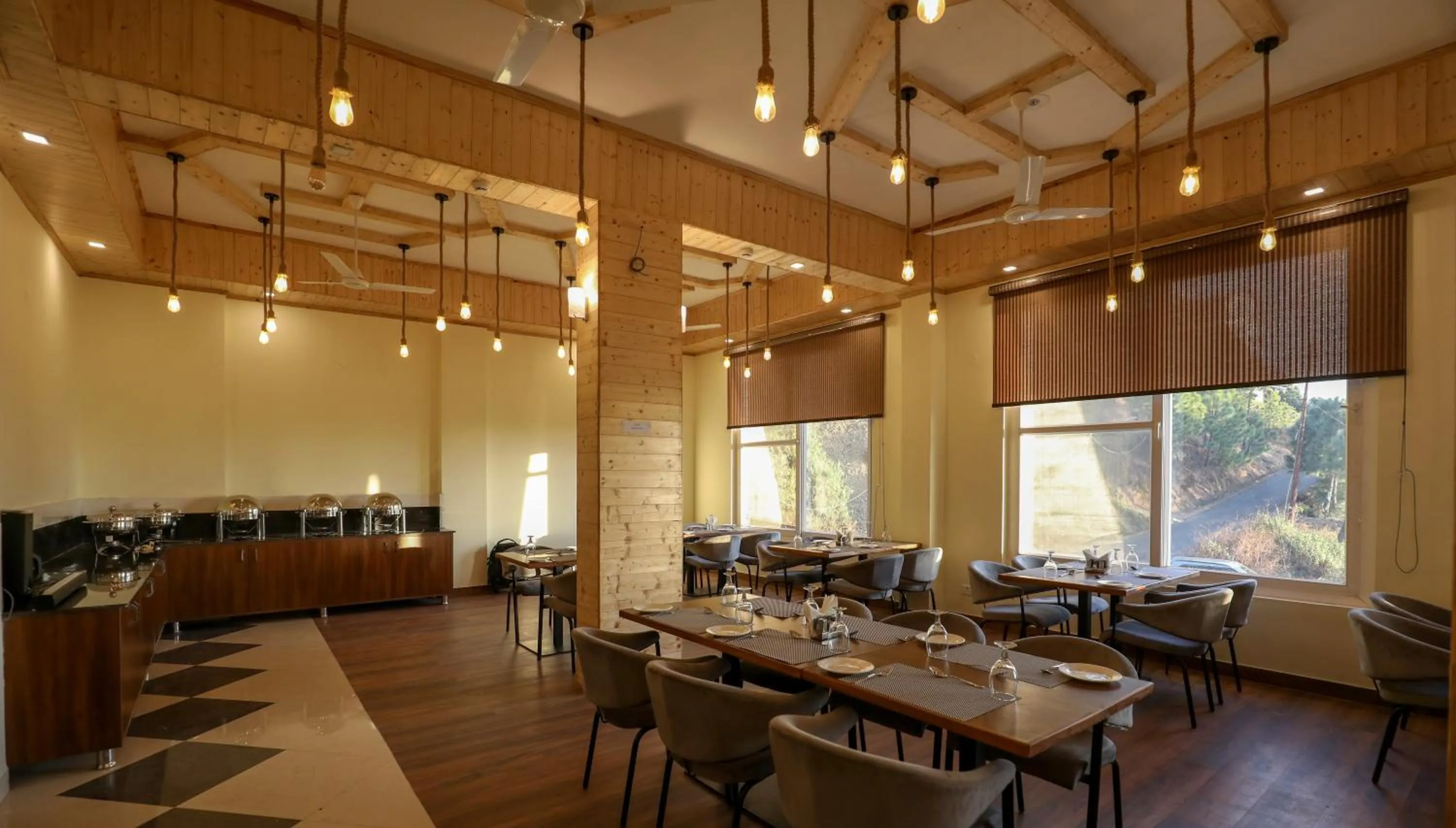 Restaurant/places to eat in Hotel Le Halcyon Kasauli