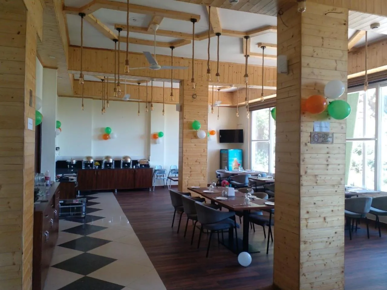 Restaurant/places to eat in Hotel Le Halcyon Kasauli