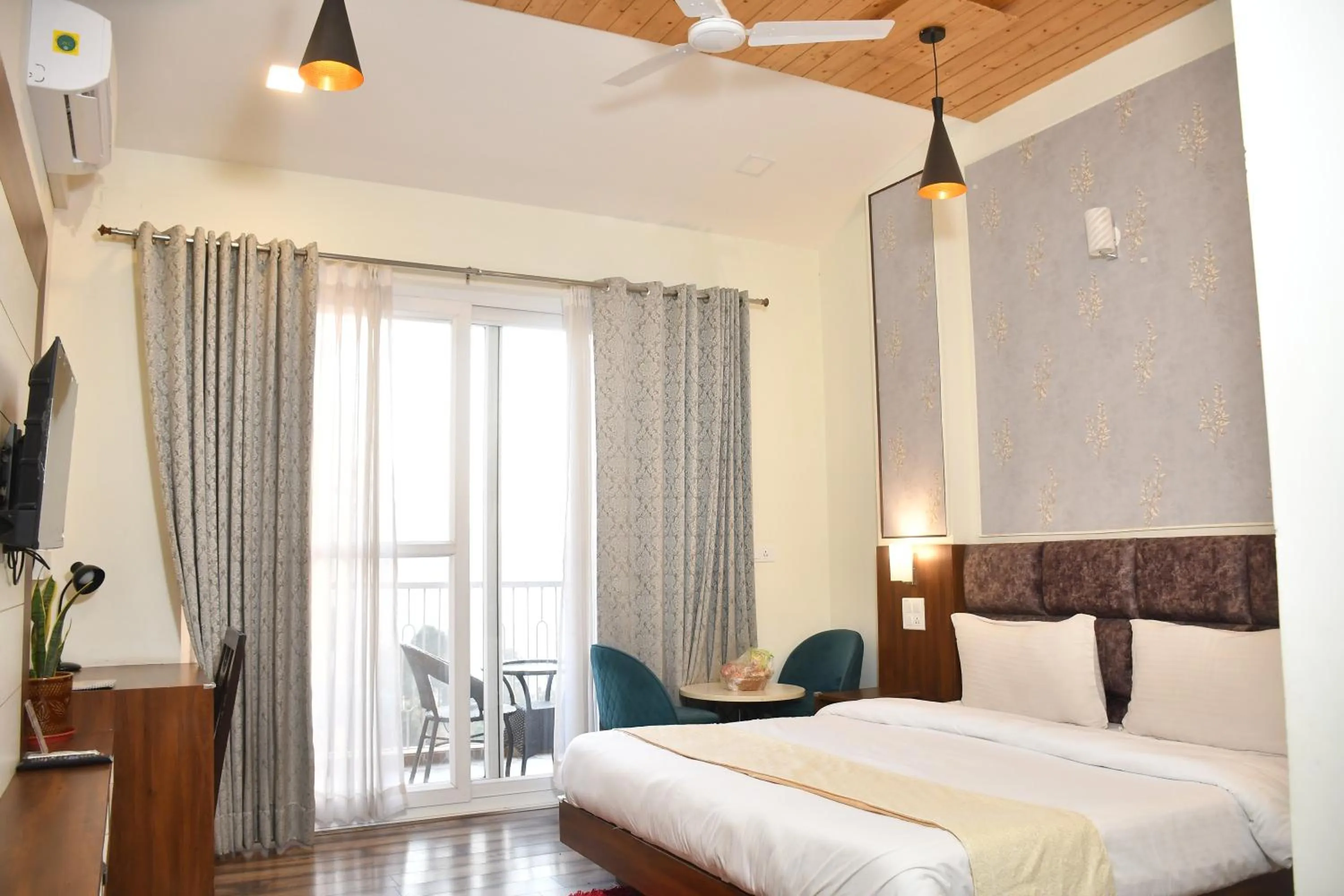 Bed in Hotel Le Halcyon Kasauli