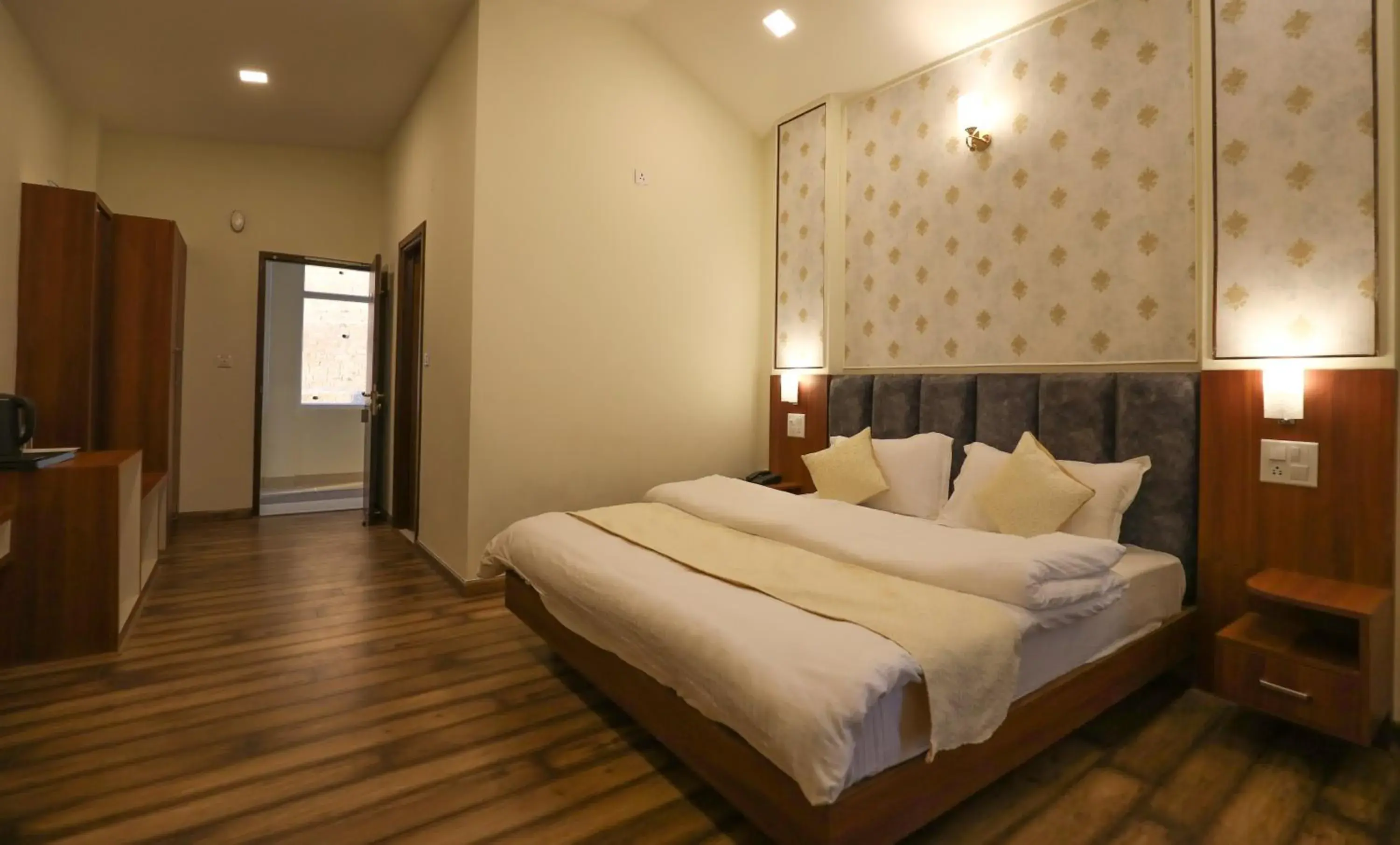 Standard King Room in Hotel Le Halcyon Kasauli Standard King Room in Hotel Le Halcyon Kasauli