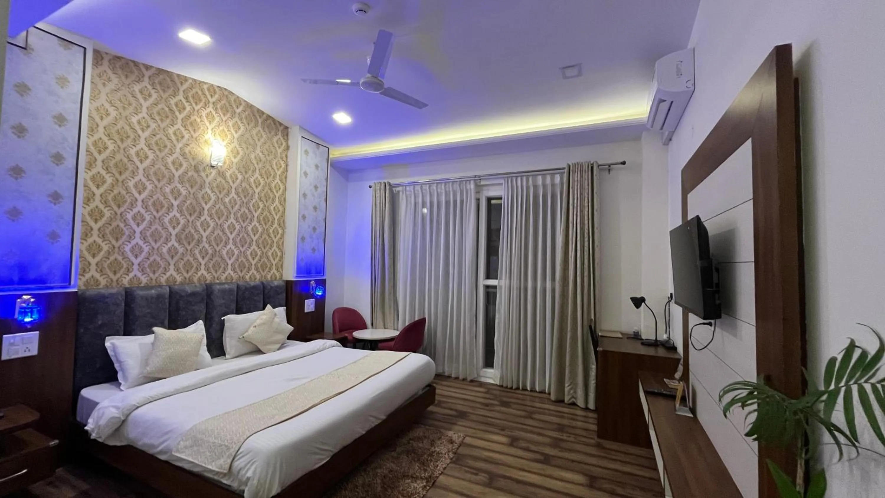TV and multimedia, Bed in Hotel Le Halcyon Kasauli
