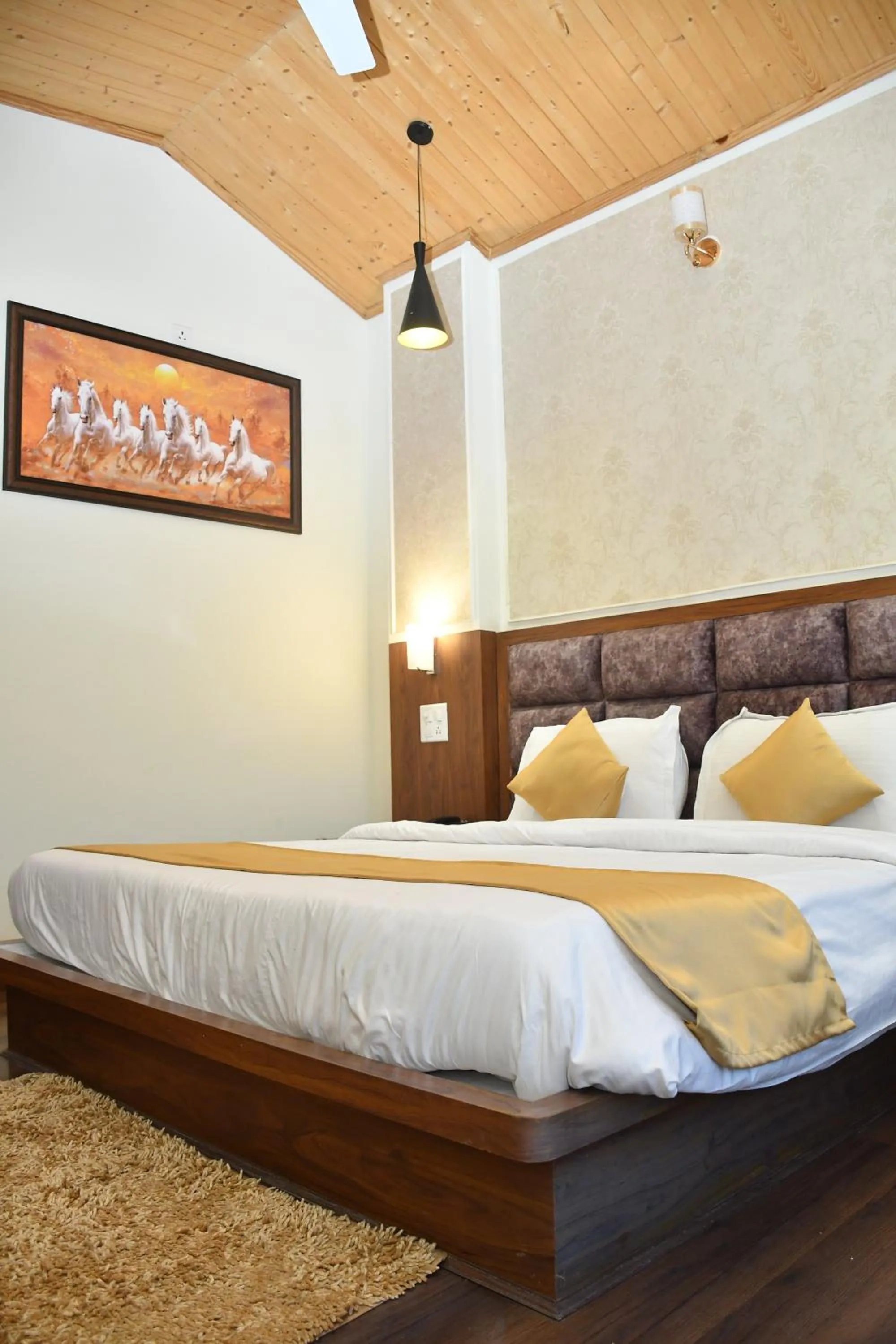 Bed in Hotel Le Halcyon Kasauli