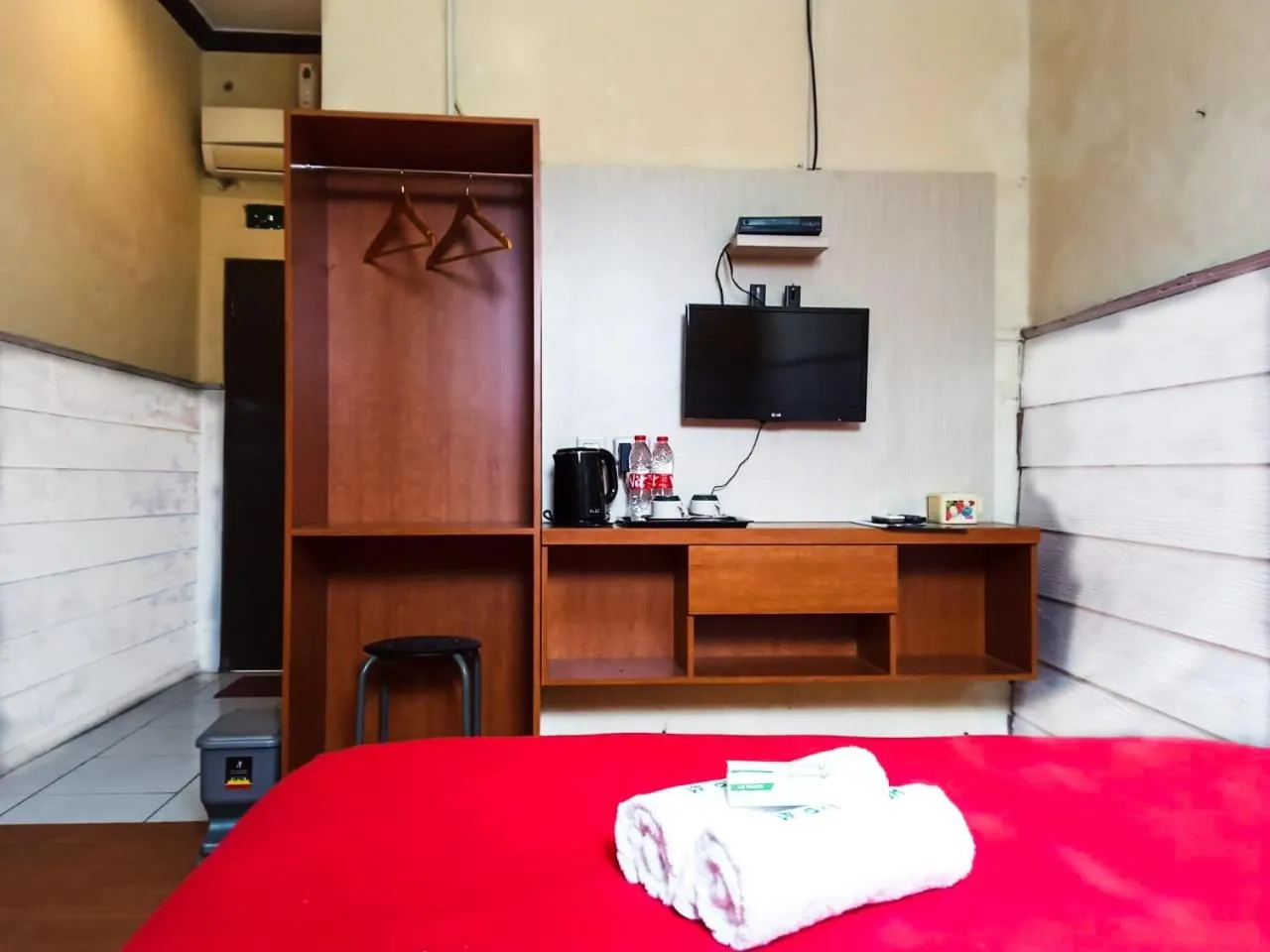 TV and multimedia, Bed in Hotel 41 Maribaya