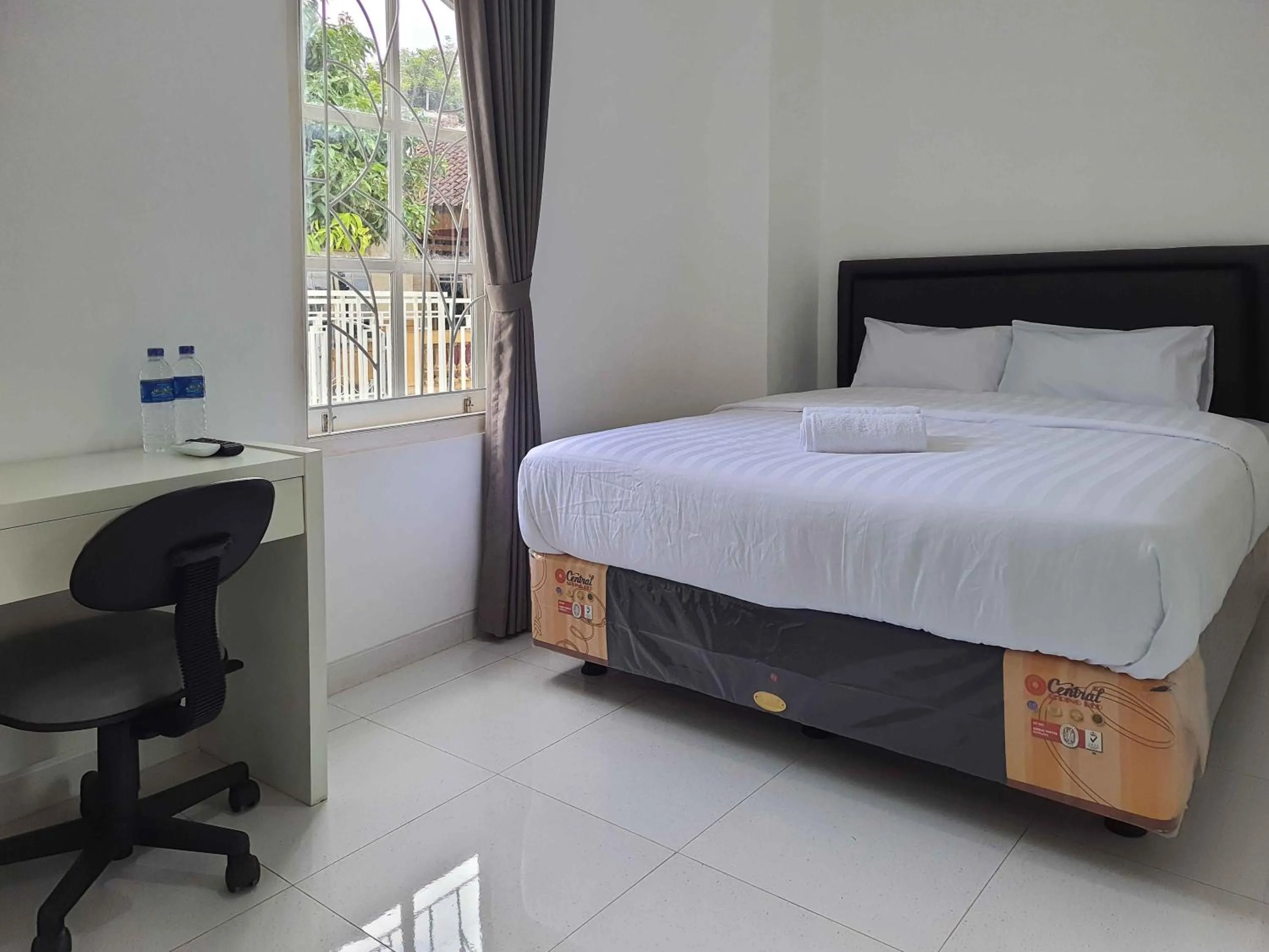 Bedroom, Bed in RedDoorz Syariah at Jalan Godean