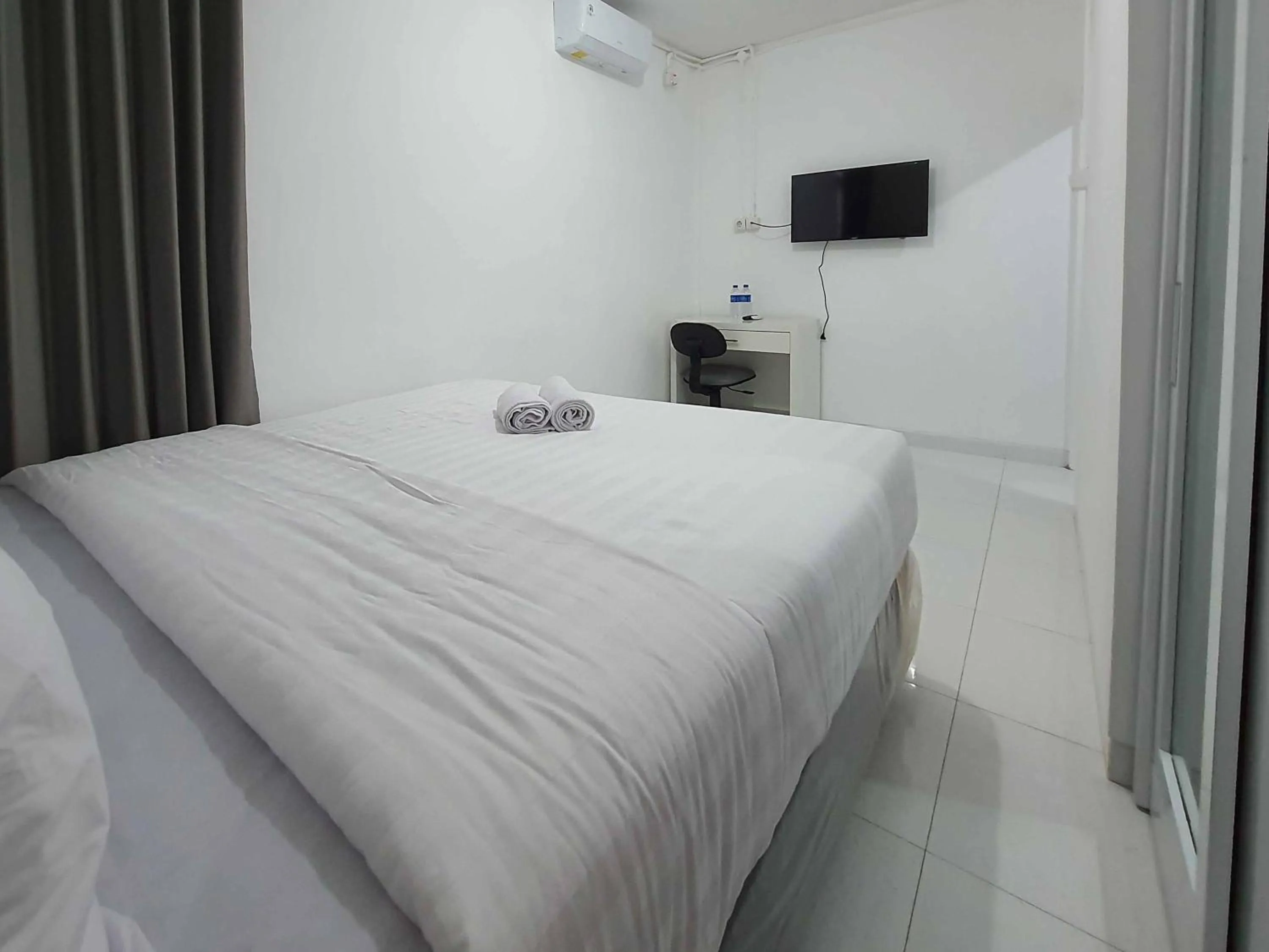 Bedroom, Bed in RedDoorz Syariah at Jalan Godean