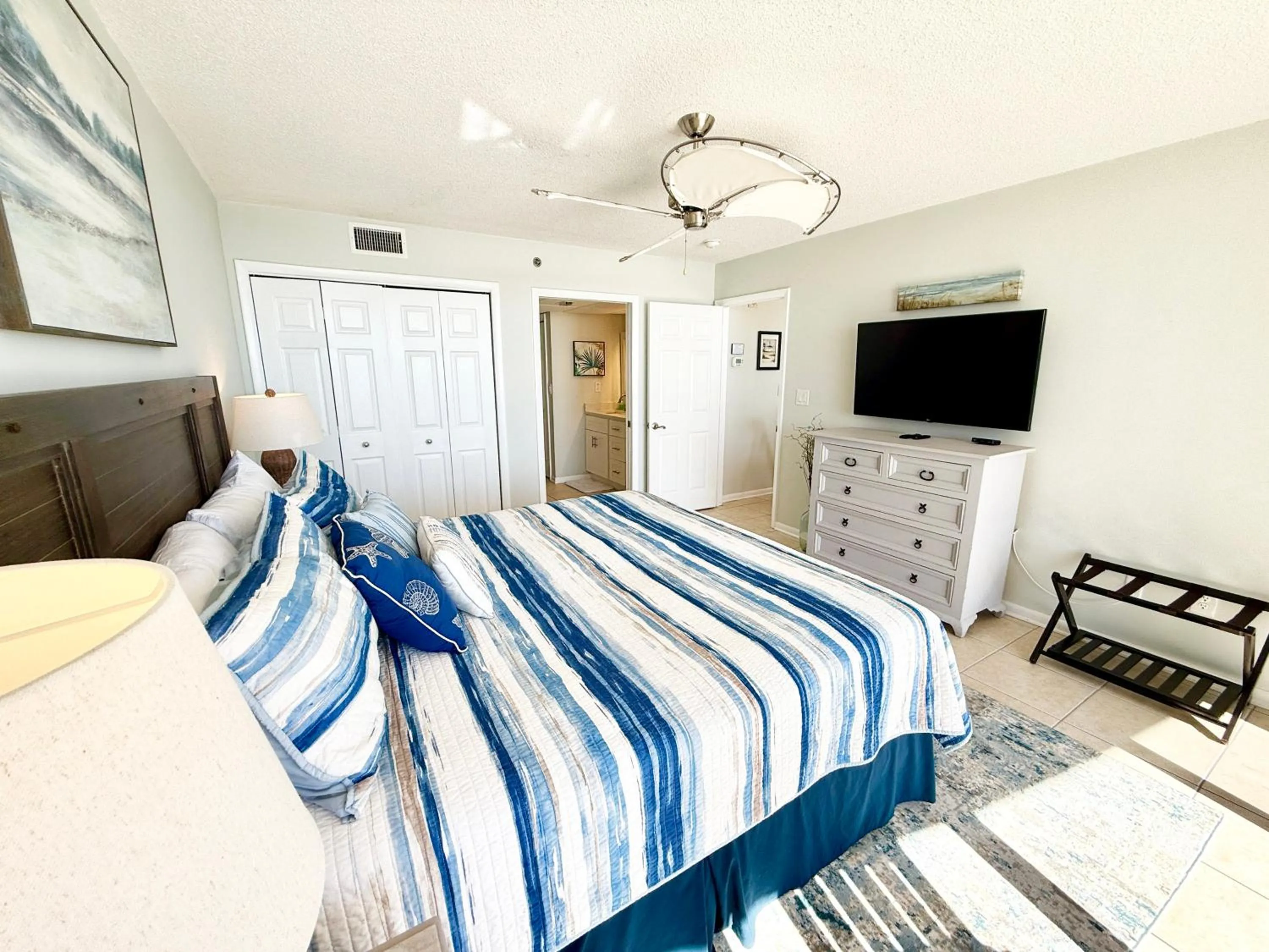 Bed in Emerald Bay Escape