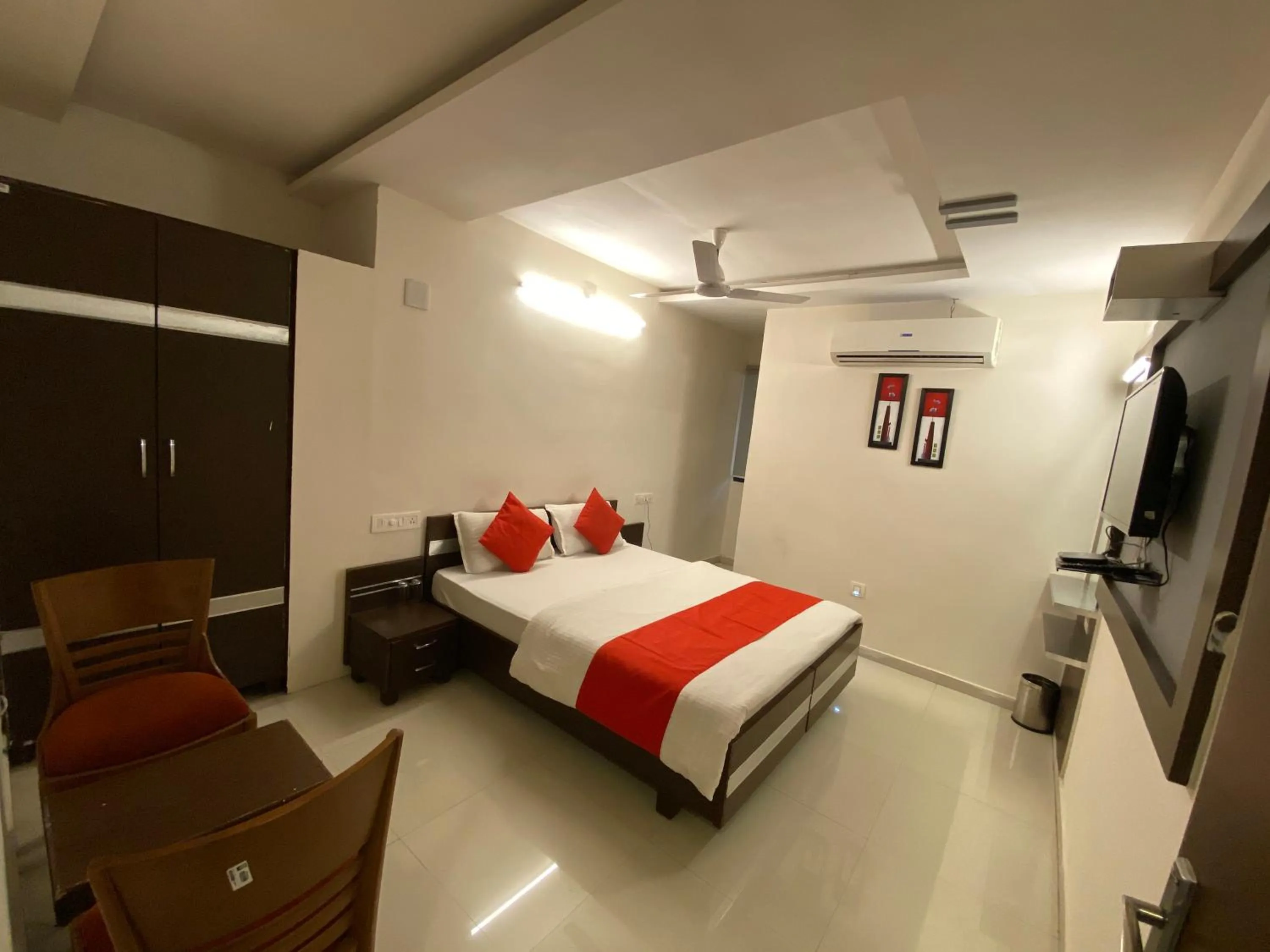 Photo of the whole room, Bed in Hotel Riverfront