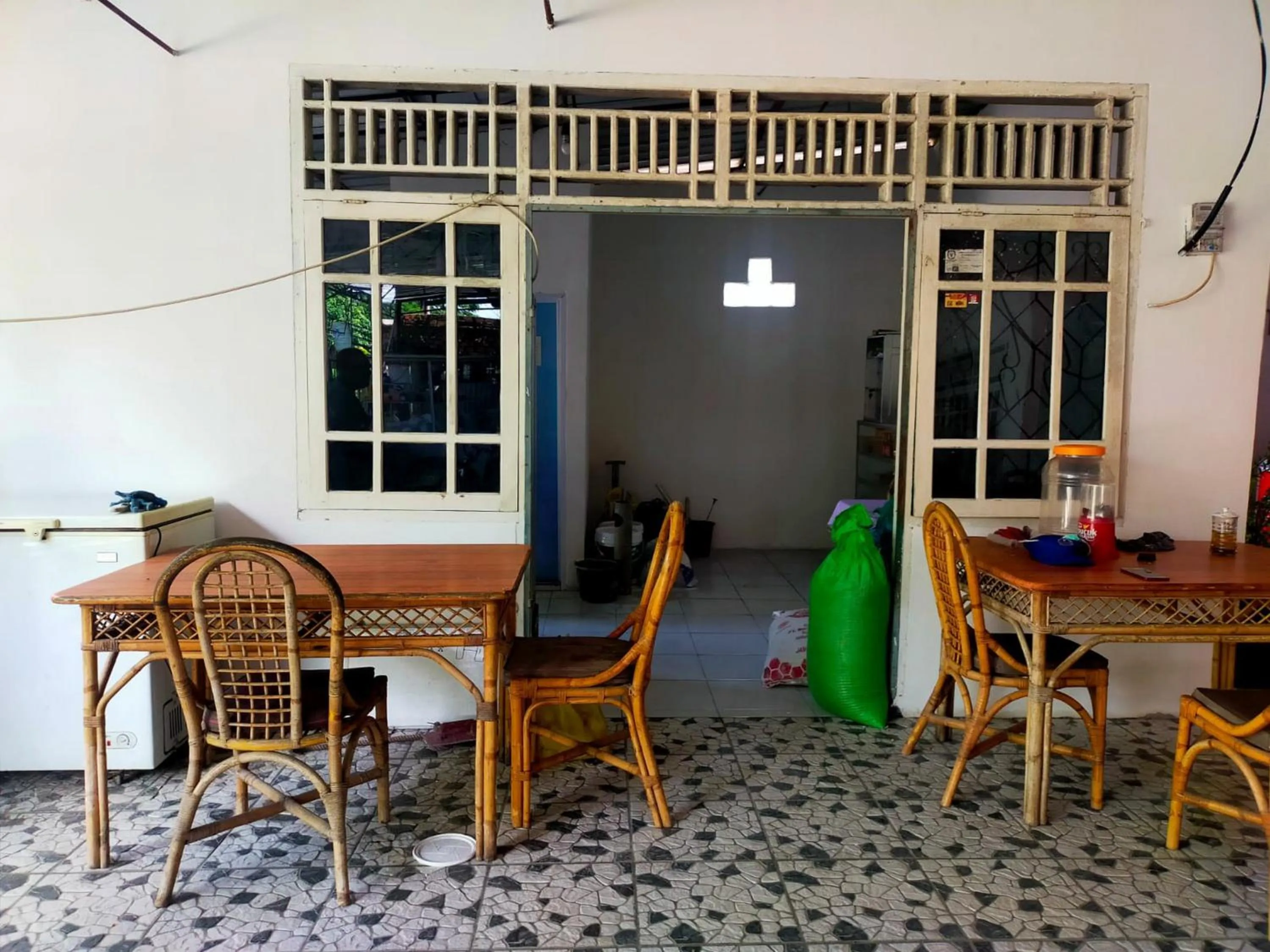 Facade/entrance in Ombai Guest House 27 Syariah Mitra RedDoorz