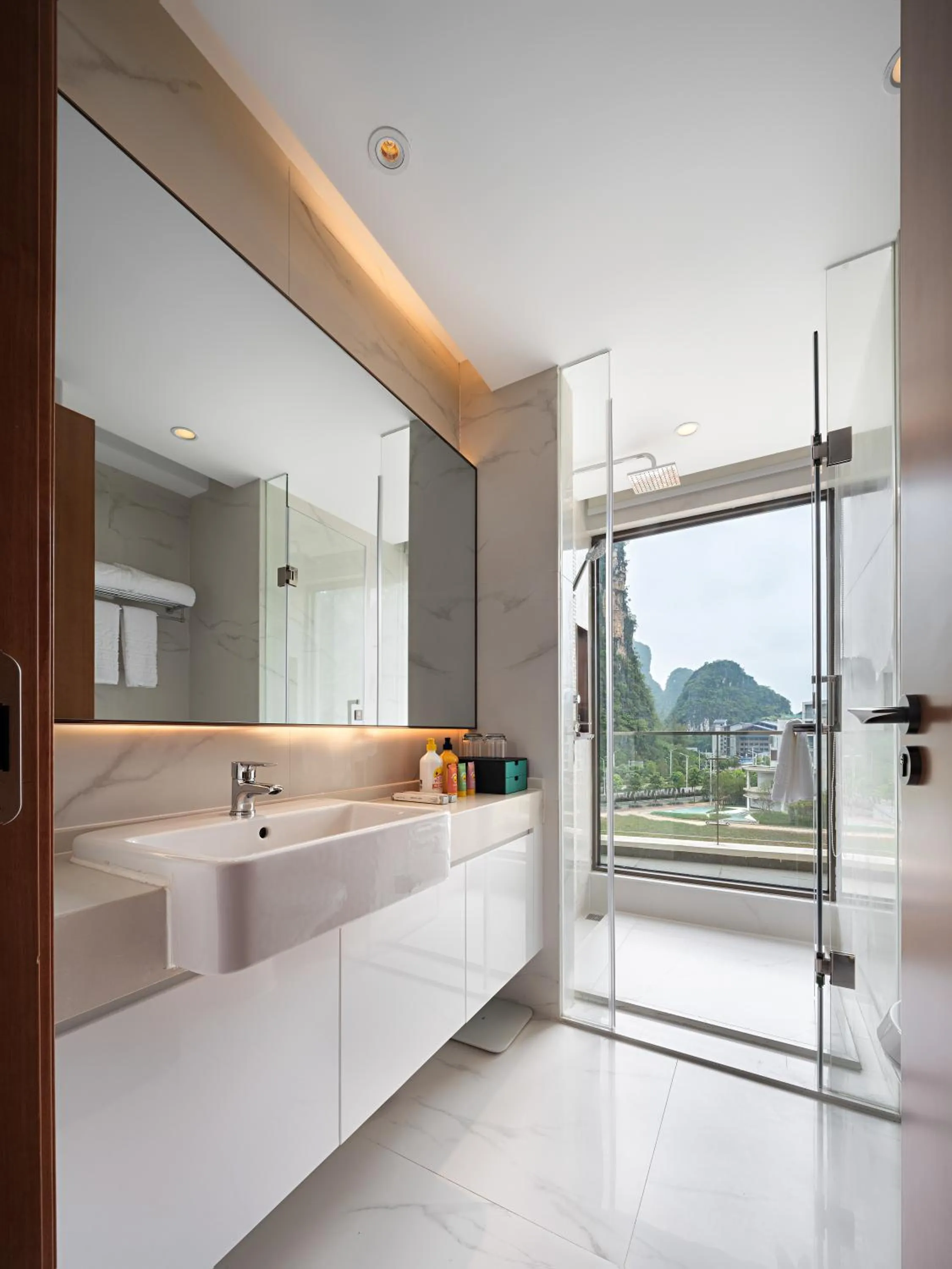 Toilet, Bed in Wingate By Wyndham Yangshuo