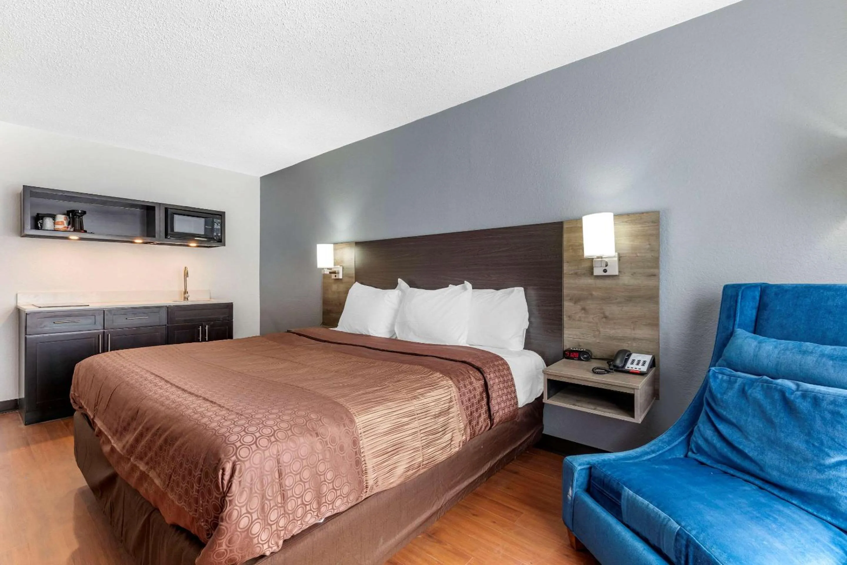 Photo of the whole room, Bed in Quality Inn & Suites Sulphur Springs