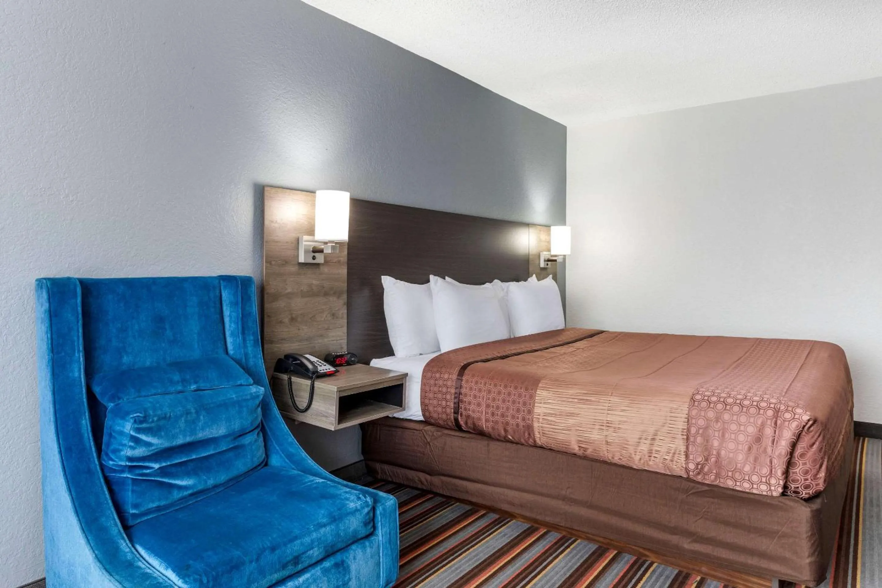 Photo of the whole room, Bed in Quality Inn & Suites Sulphur Springs