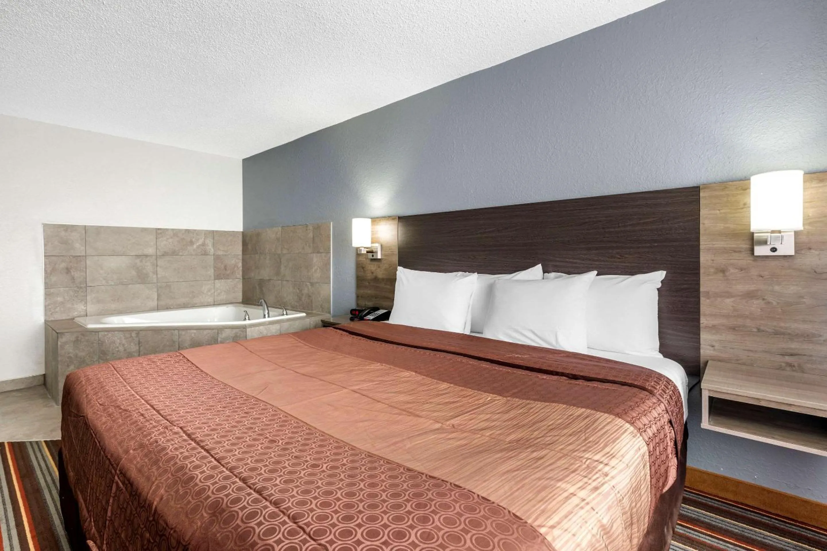 Photo of the whole room, Bed in Quality Inn & Suites Sulphur Springs