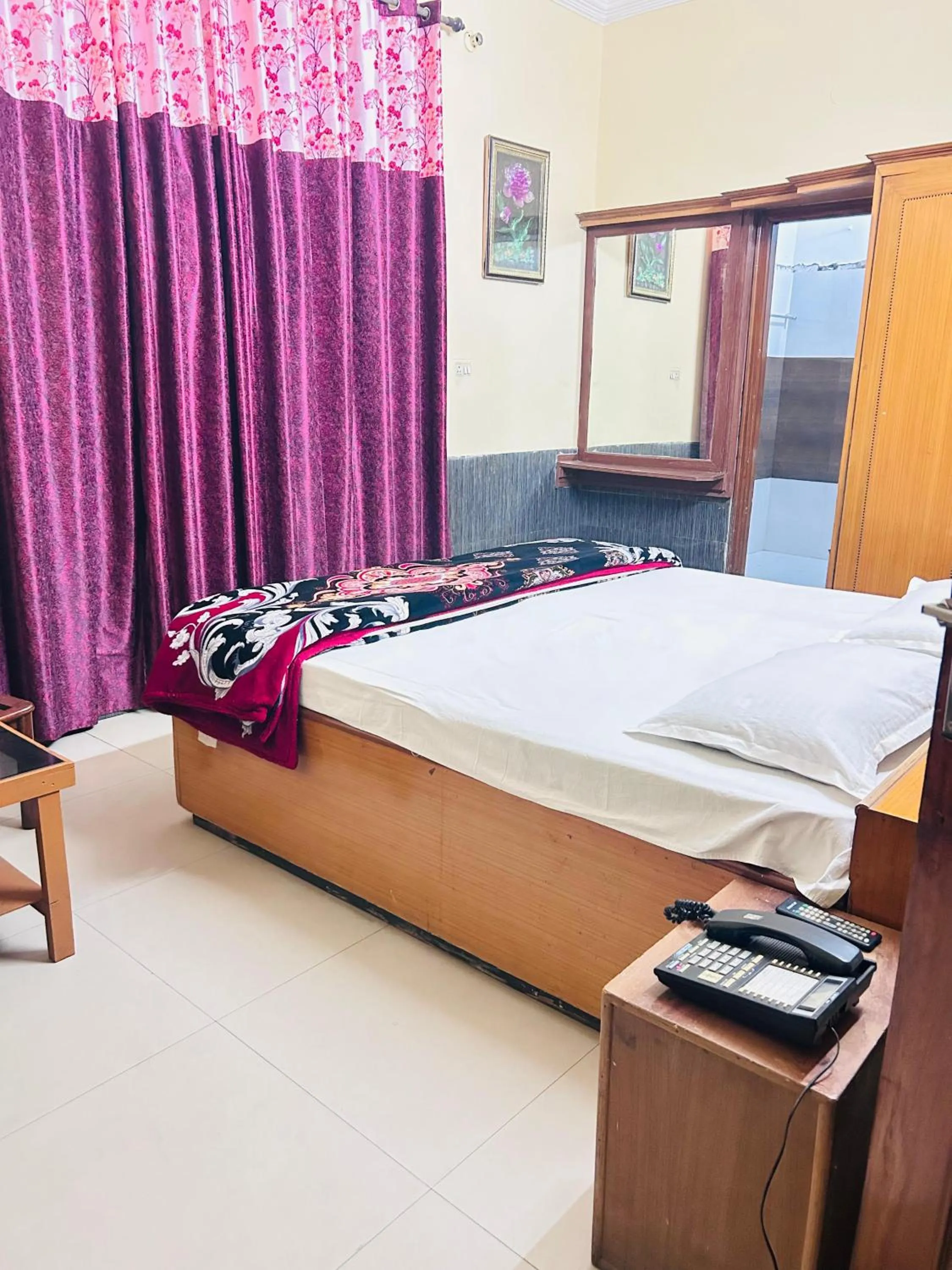 Bedroom, Bed in Sunrise hotel