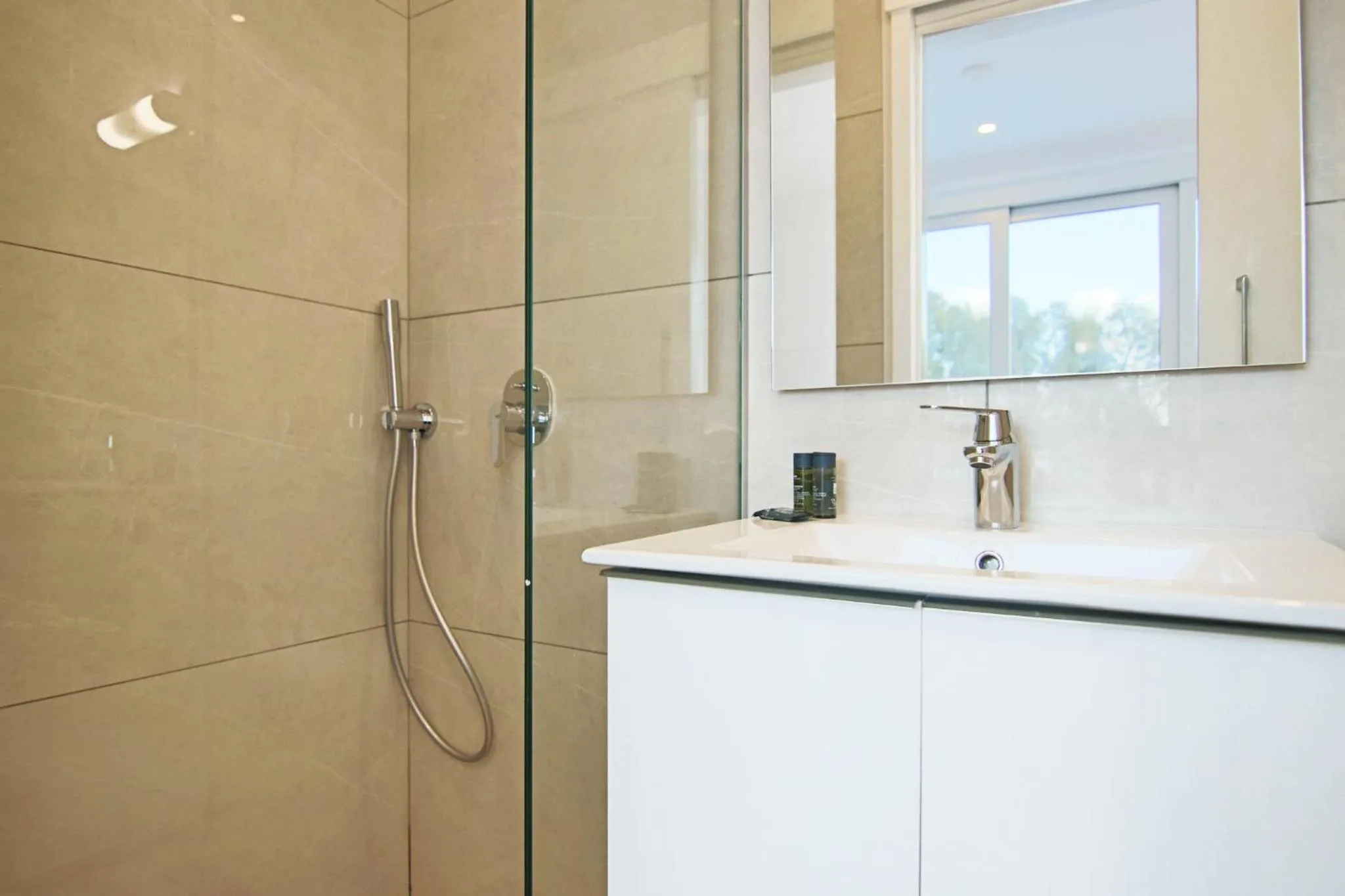 Bathroom in Phaedrus Living - Seaside Deluxe Flat Harbour 106