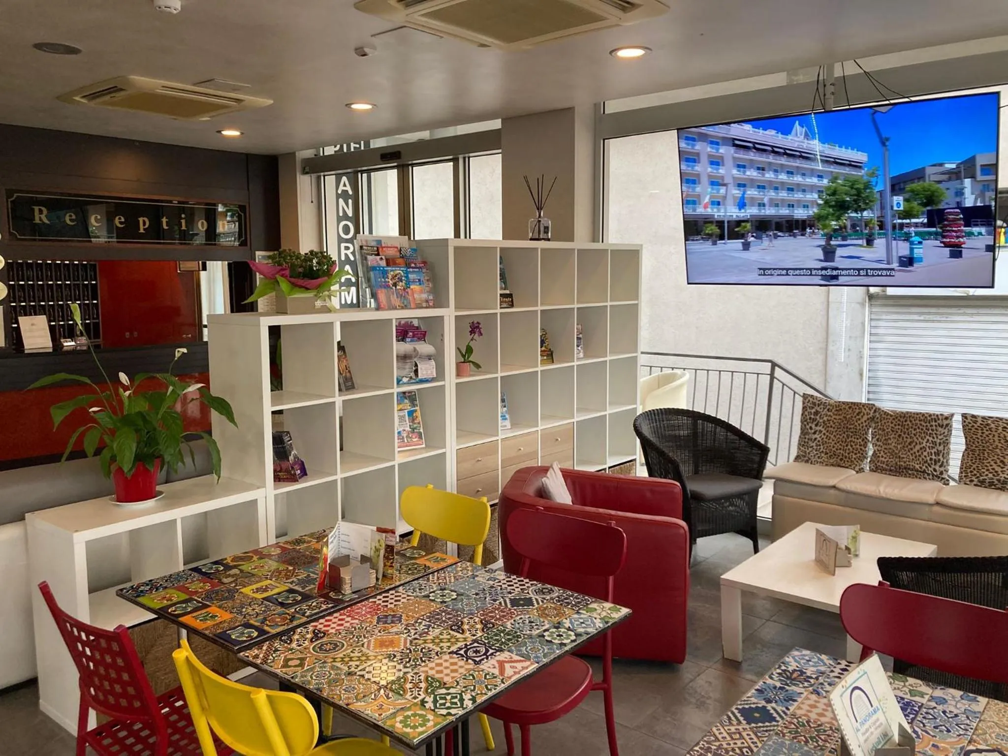 Communal lounge/ TV room in Hotel Panorama