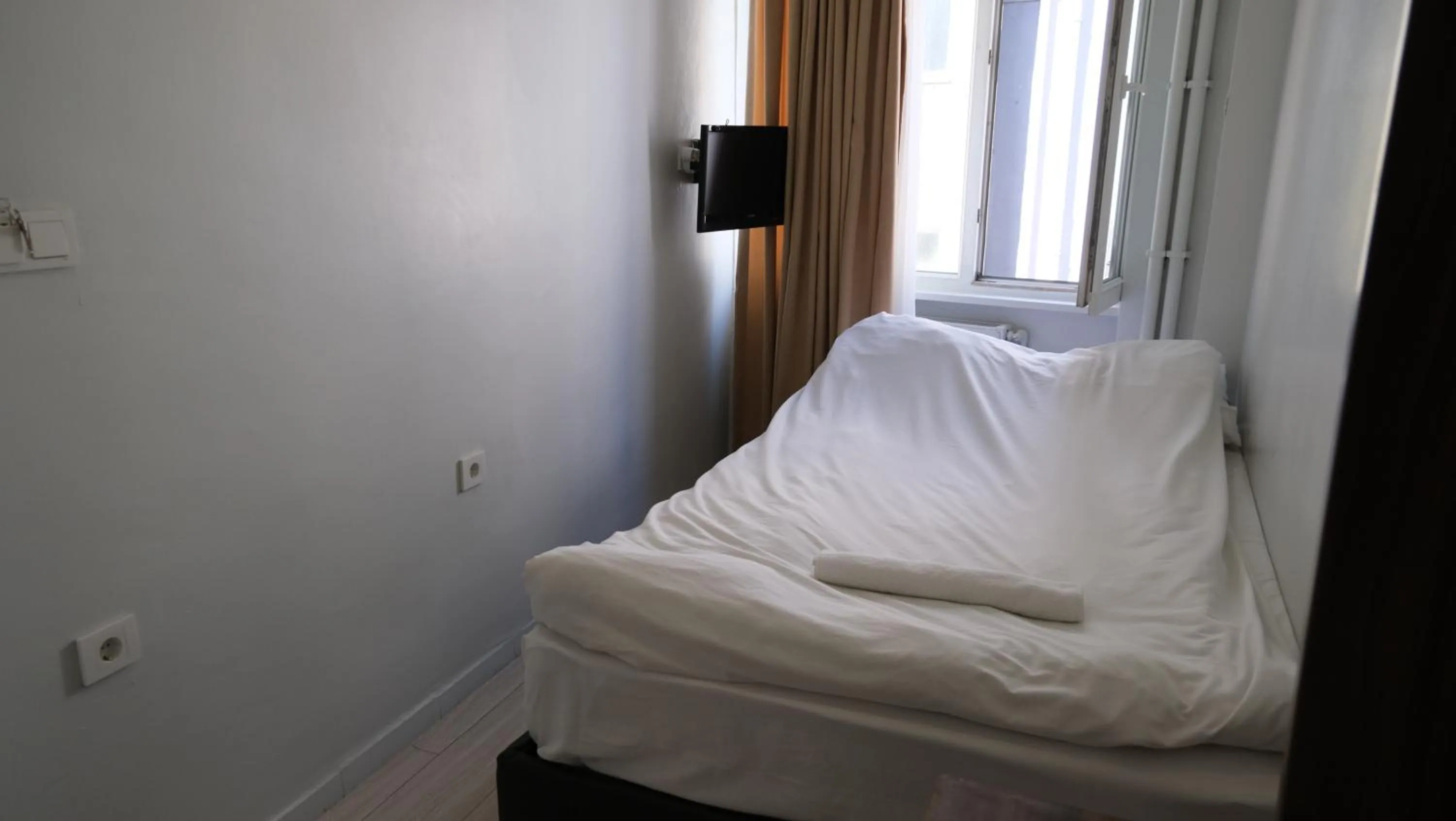 Photo of the whole room, Bed in Simon Hotel