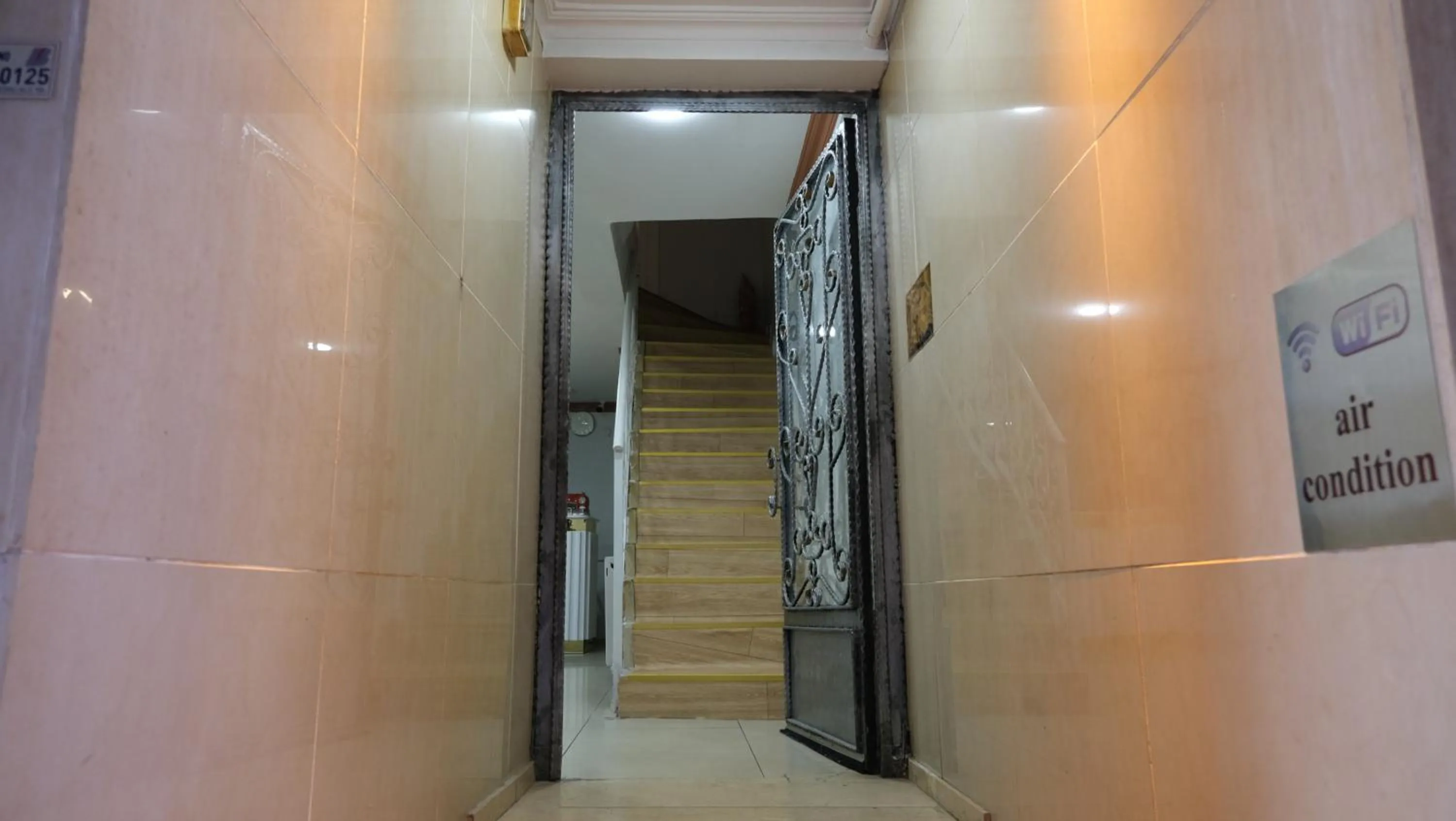 Facade/entrance in Simon Hotel