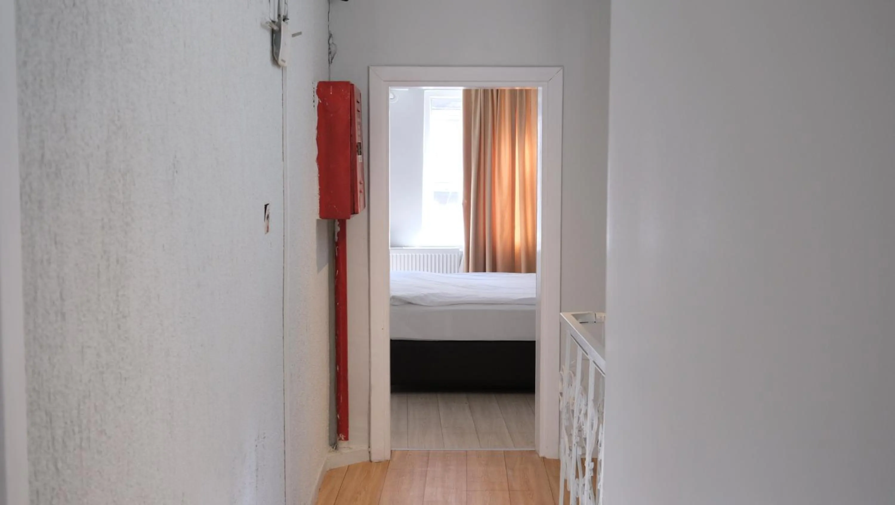 Property building, Bed in Simon Hotel