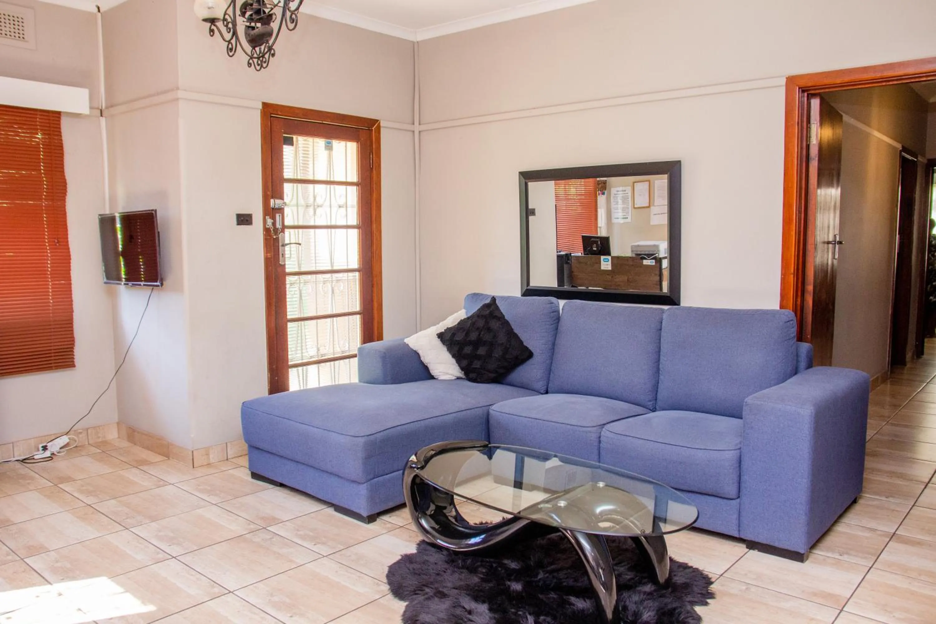 Communal lounge/ TV room in BLUEBERRY BED AND BREAKFAST