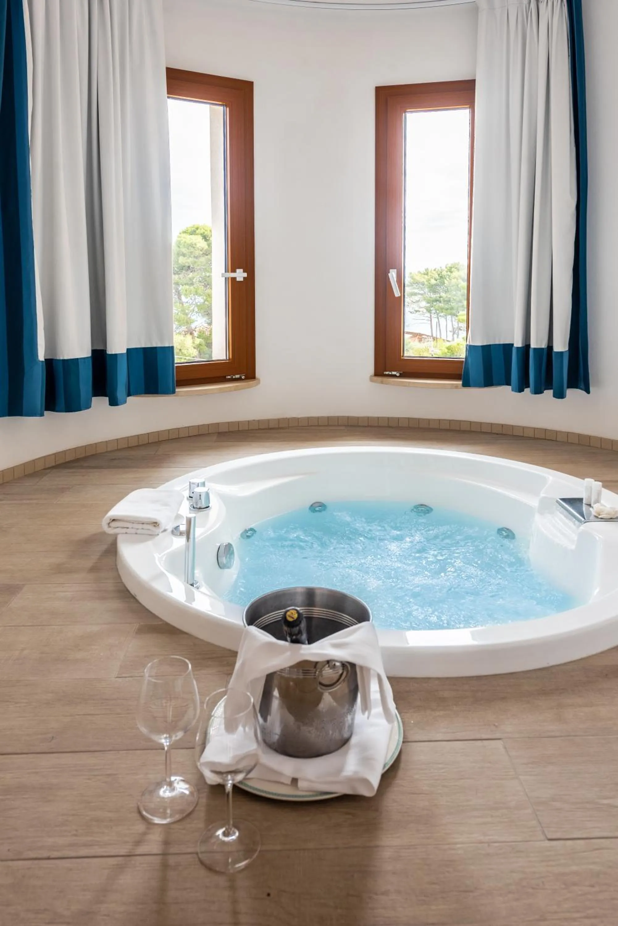 Hot Tub in Hotel Baia Del Capitano