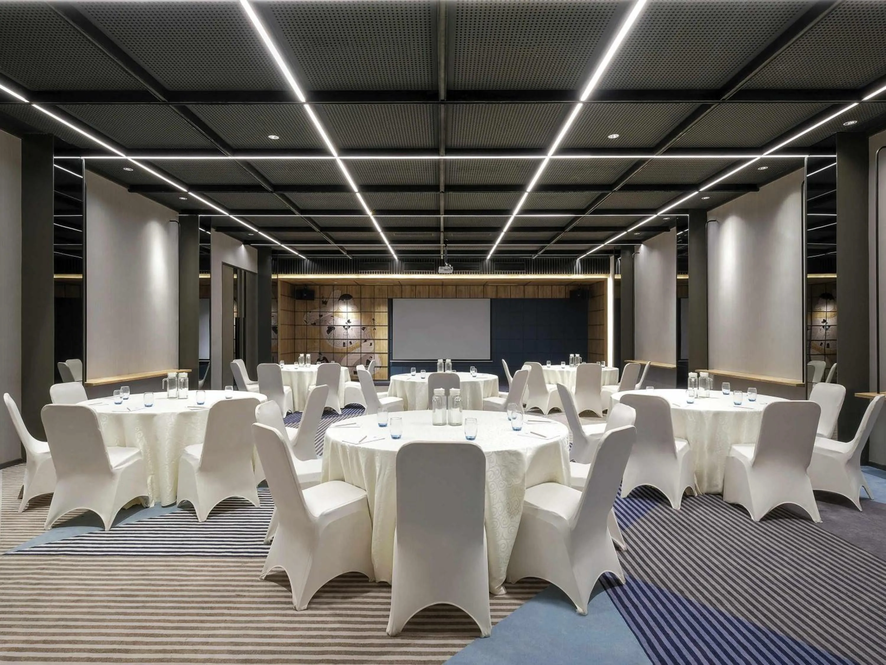 Meeting/conference room in ibis Surabaya Tidar