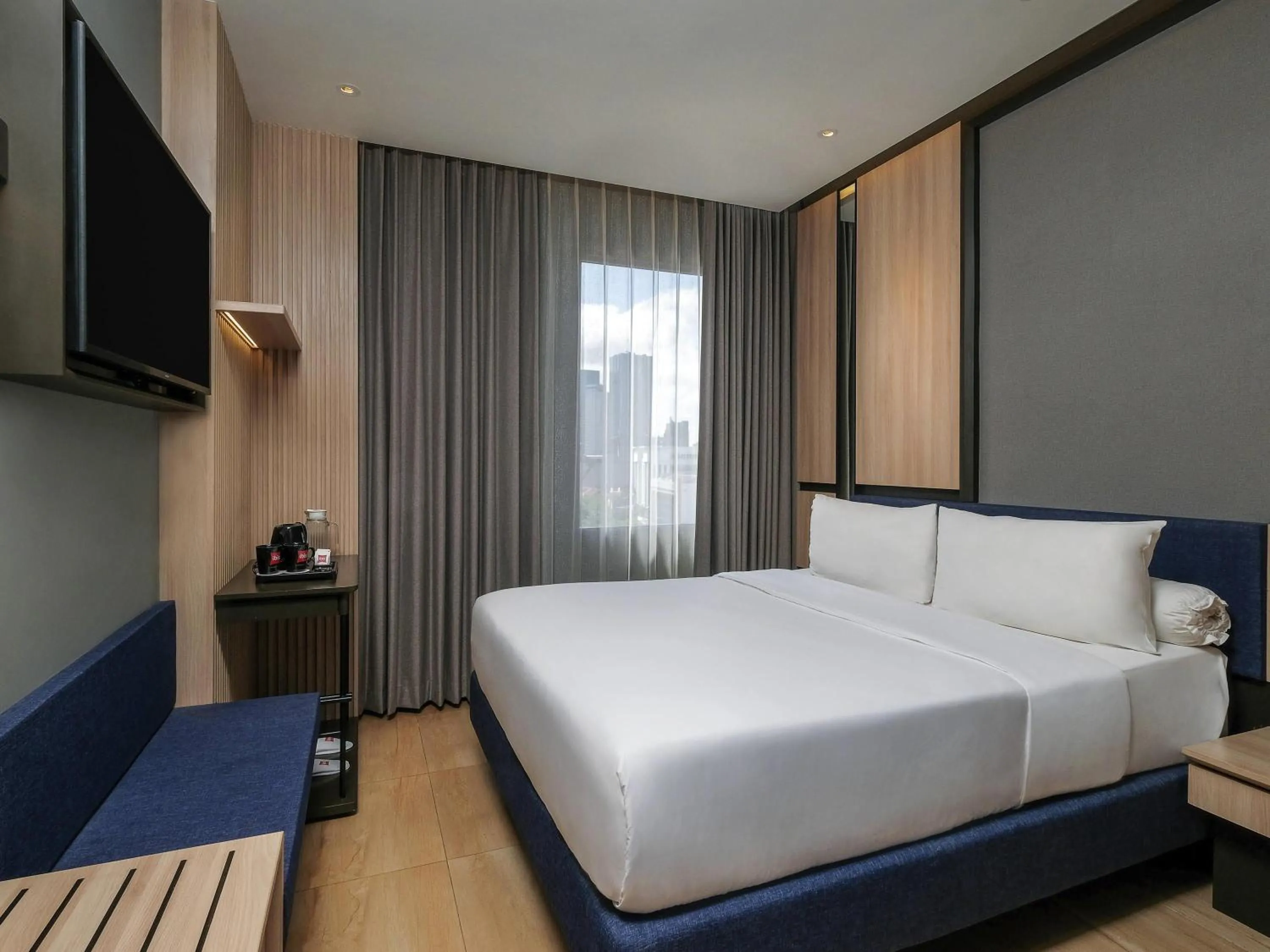 Bedroom, Bed in ibis Surabaya Tidar