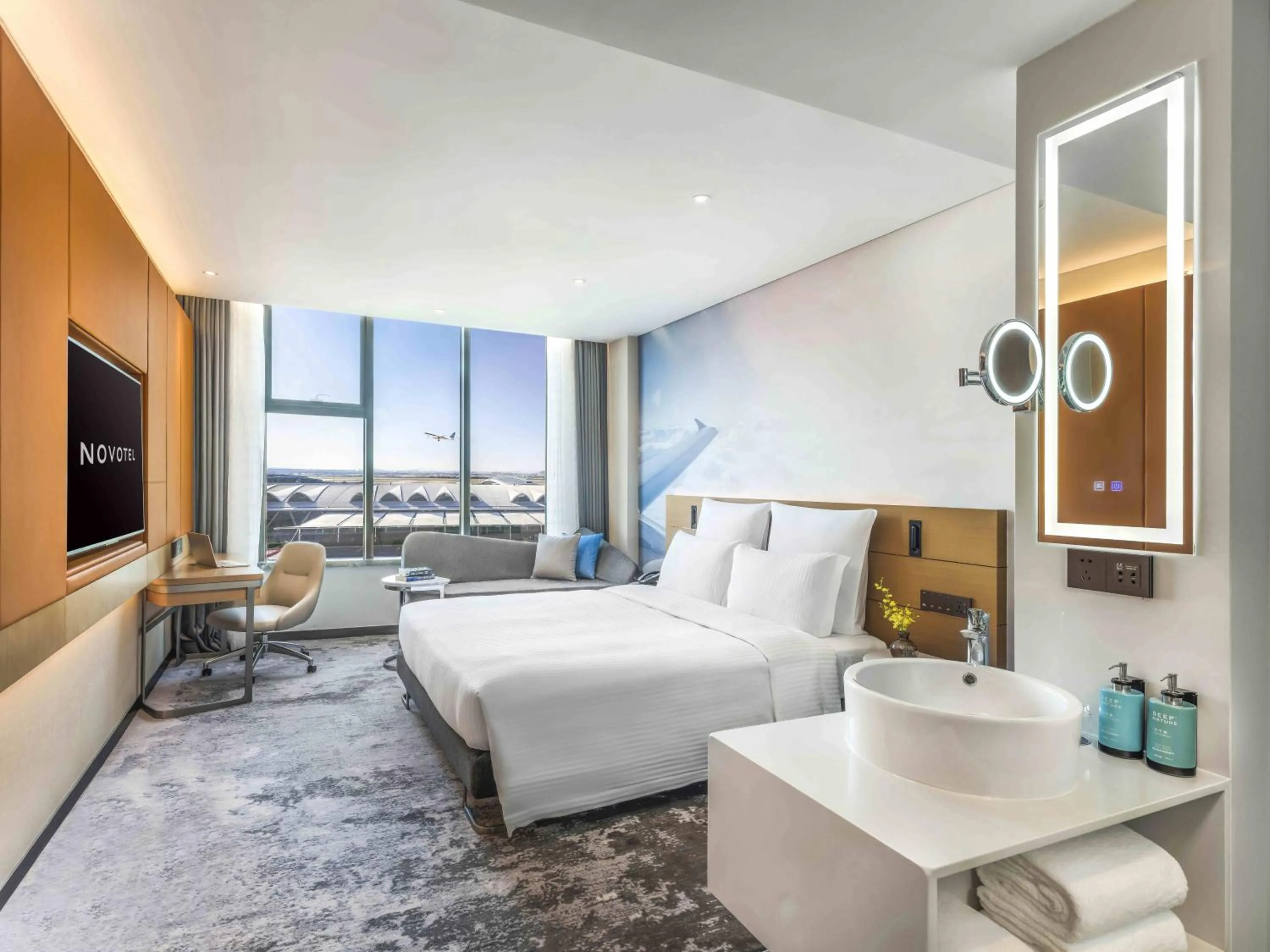 Photo of the whole room, Bed in Novotel Guangzhou Baiyun Airport - Canton Fair Free Shuttle Bus & Official Registration Agency